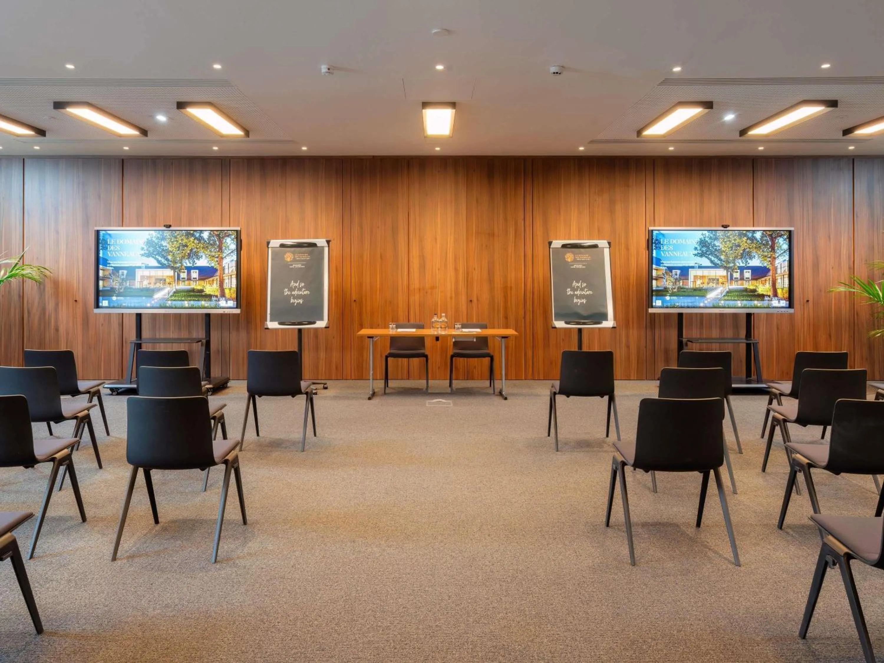 Meeting/conference room in Le Domaine des Vanneaux Golf & Spa L'Isle Adam - MGallery Collection