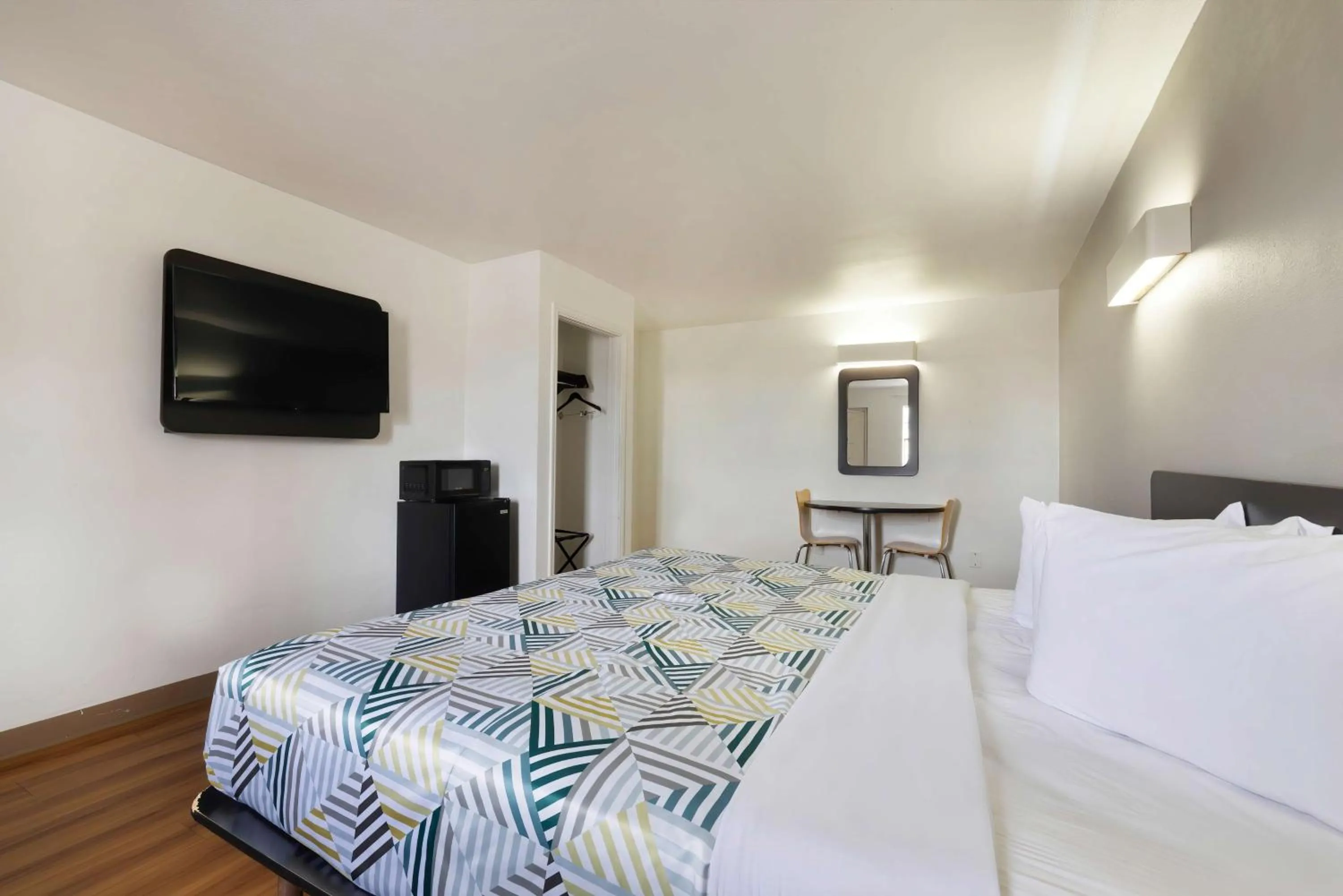 Bedroom, Bed in Motel 6-Beaumont, TX