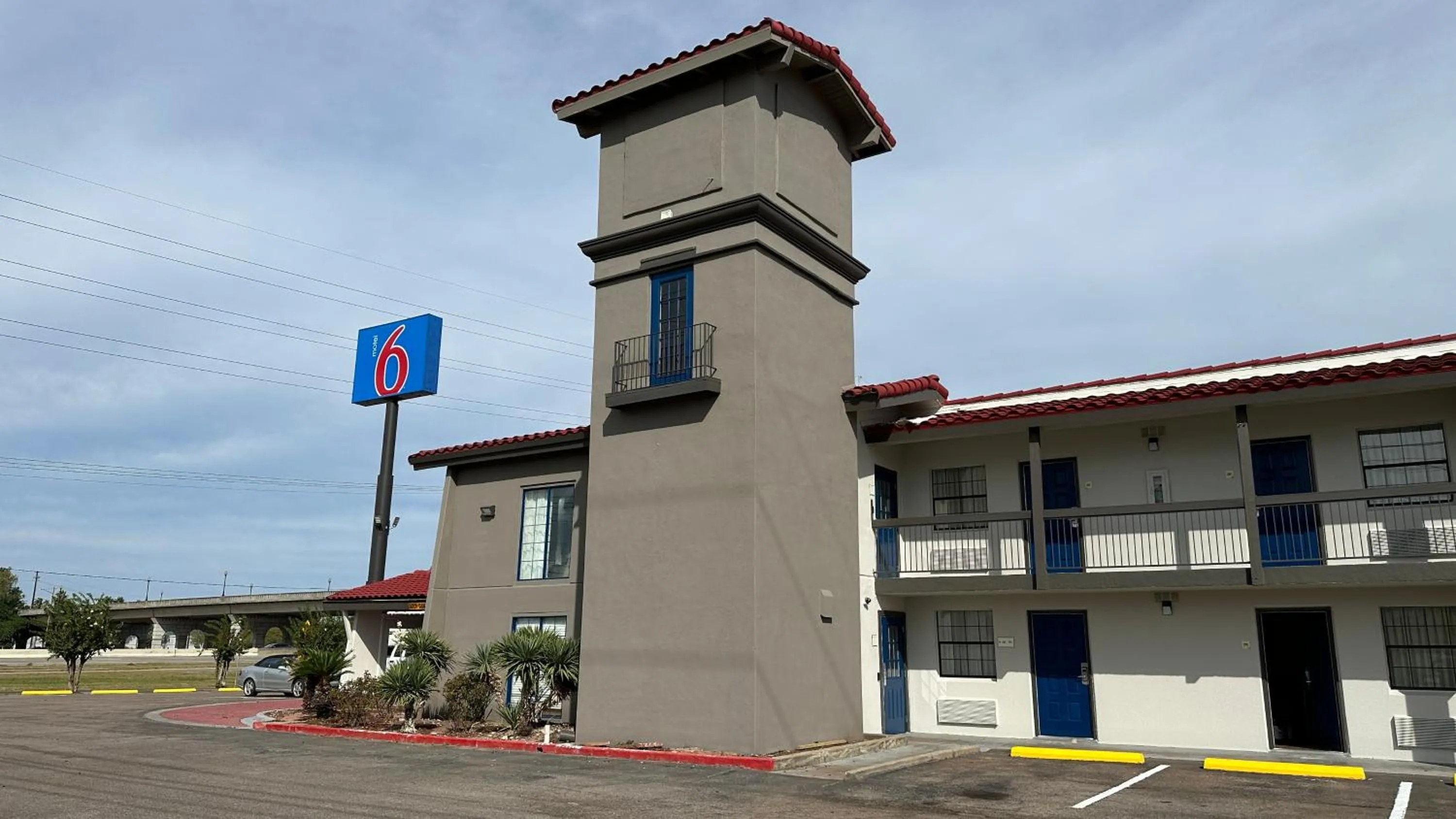 Property building in Motel 6-Beaumont, TX