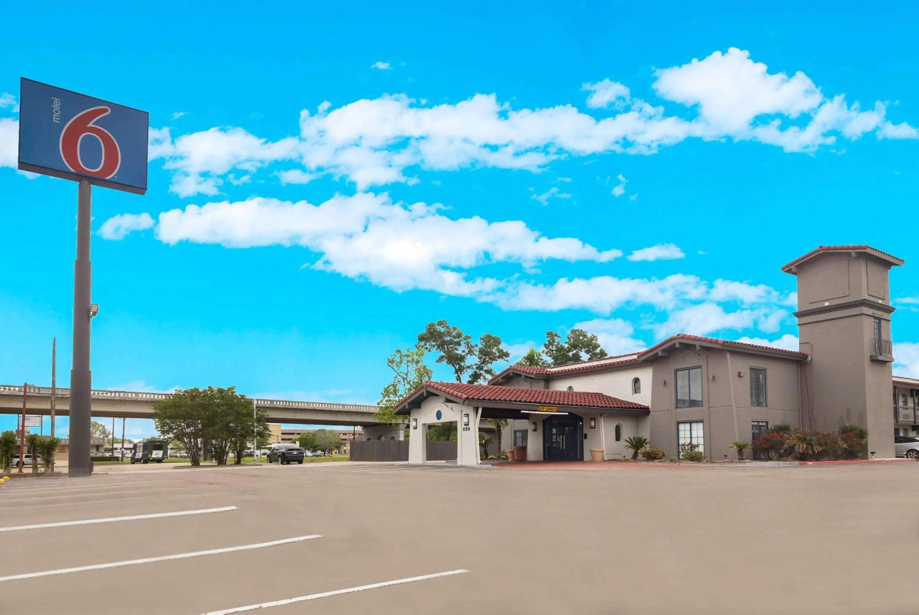 Property building in Motel 6-Beaumont, TX