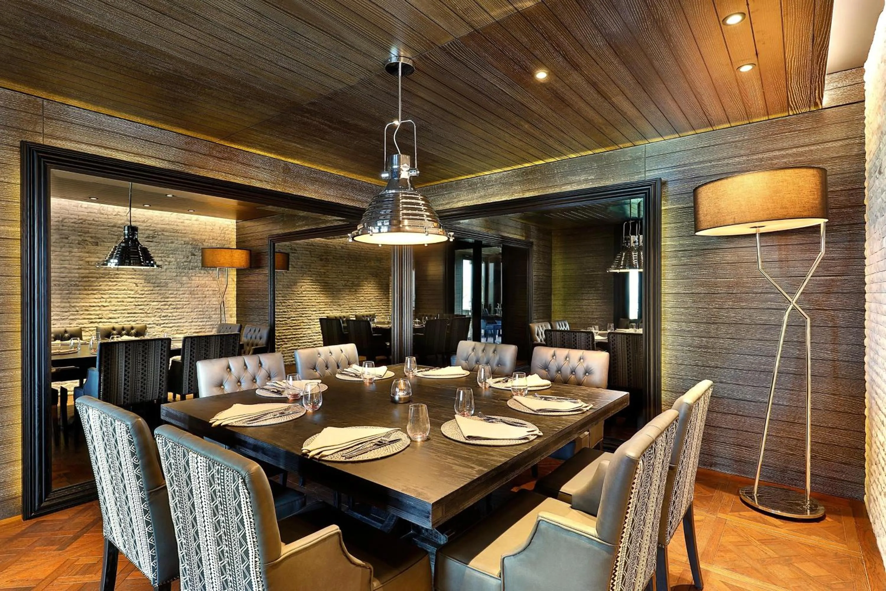 Restaurant/places to eat in W Muscat