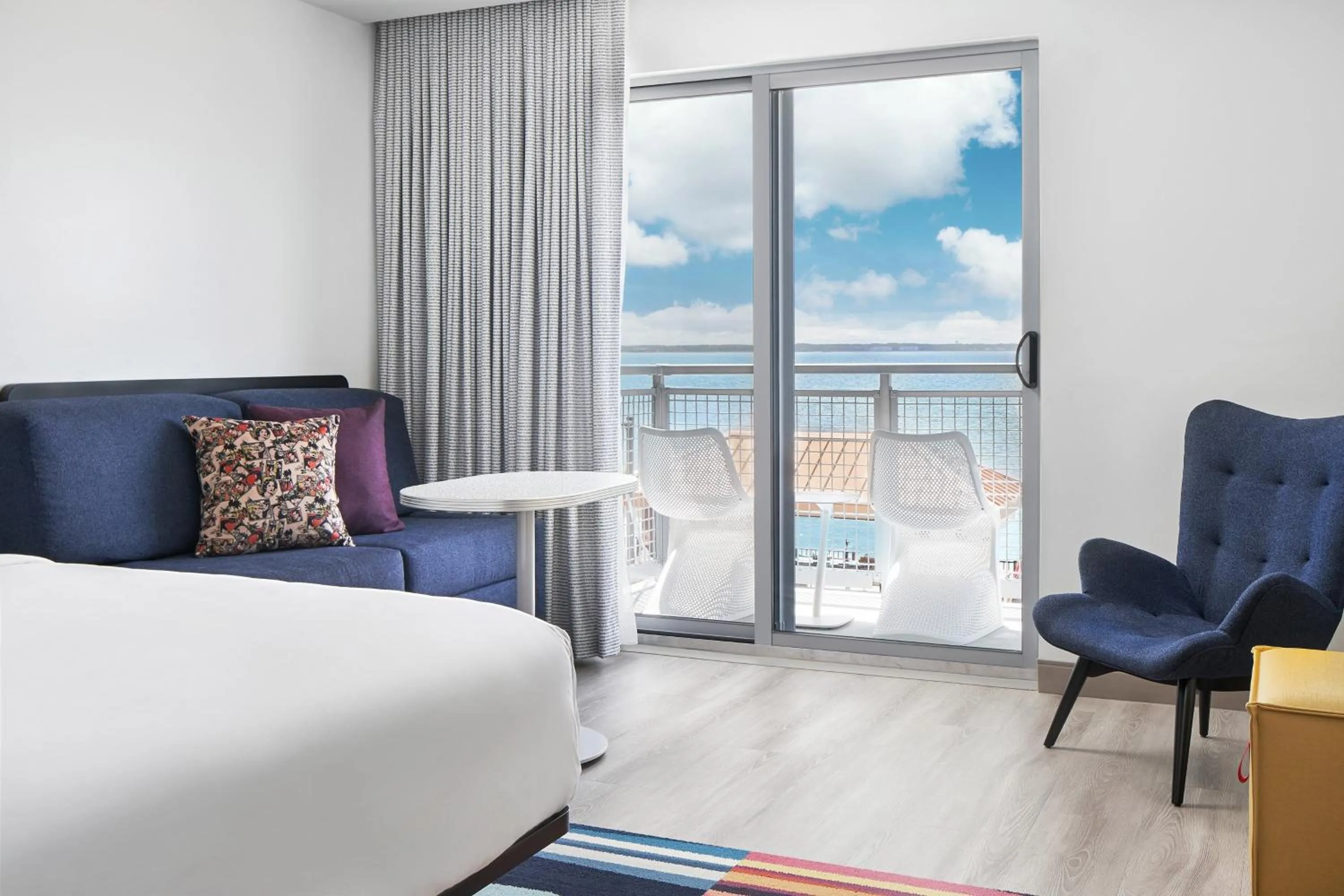 Photo of the whole room, Bed in Aloft Ocean City