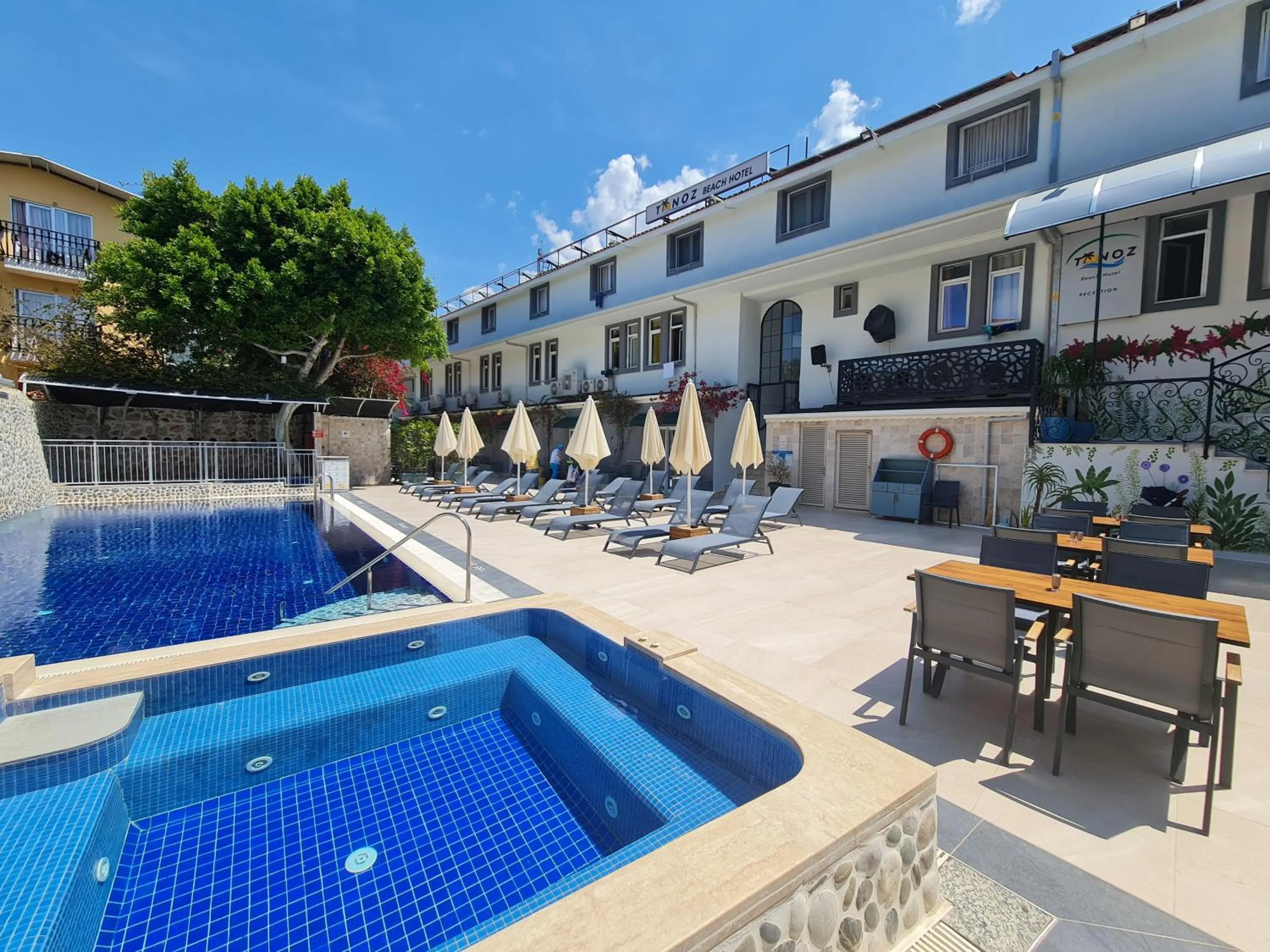Swimming pool in Tonoz Beach Hotel
