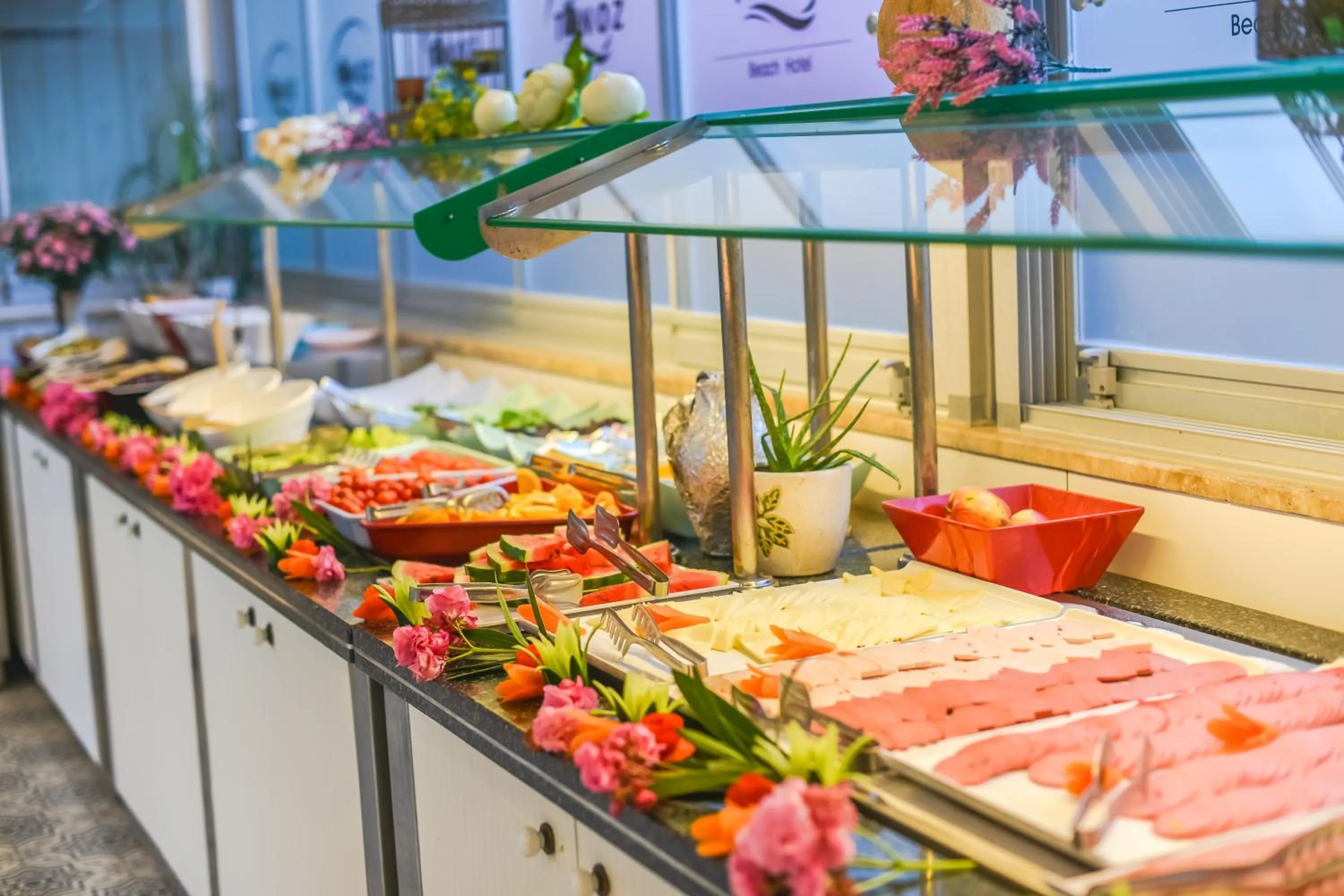 Food and drinks in Tonoz Beach Hotel