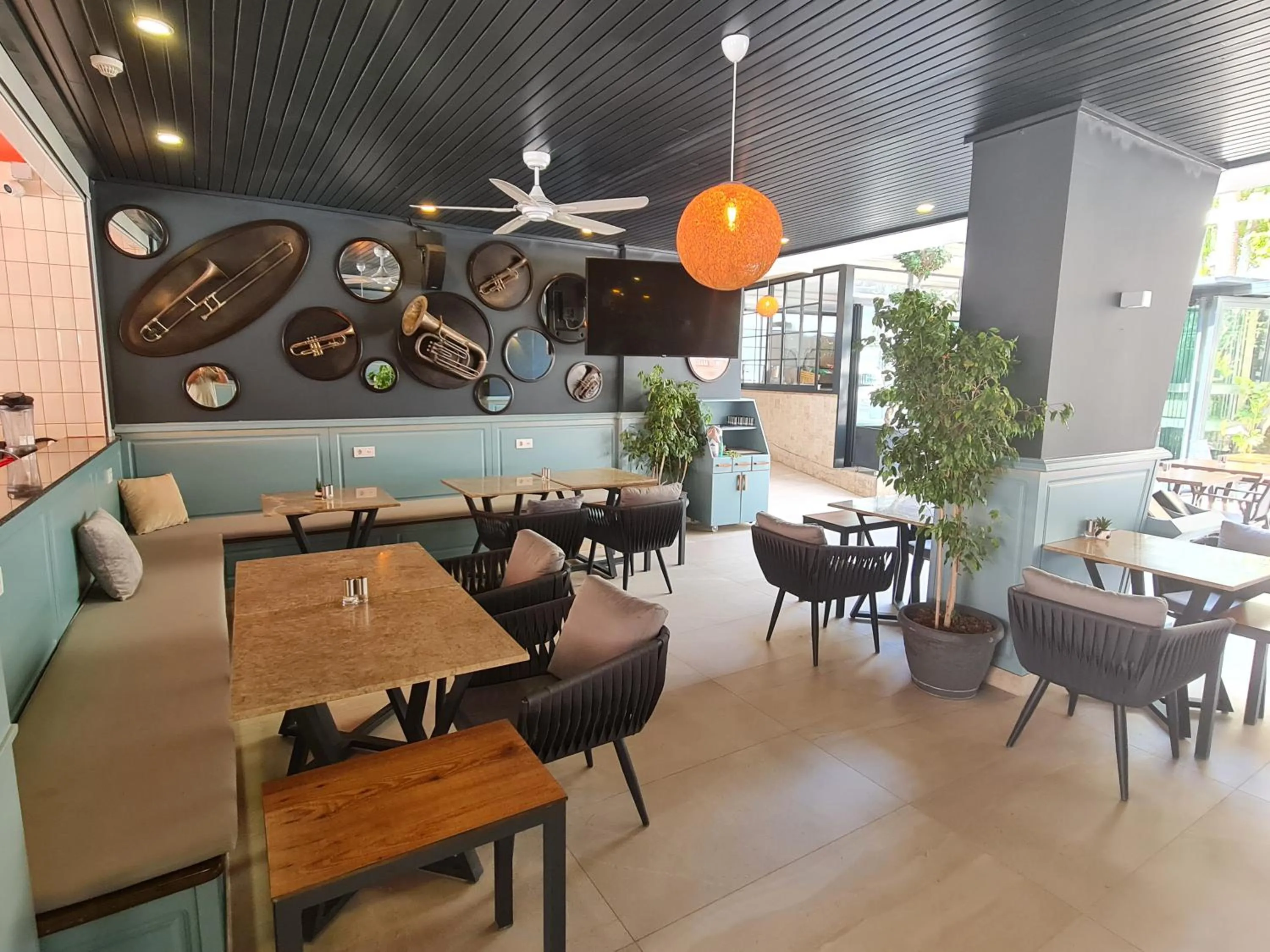 Restaurant/places to eat in Tonoz Beach Hotel
