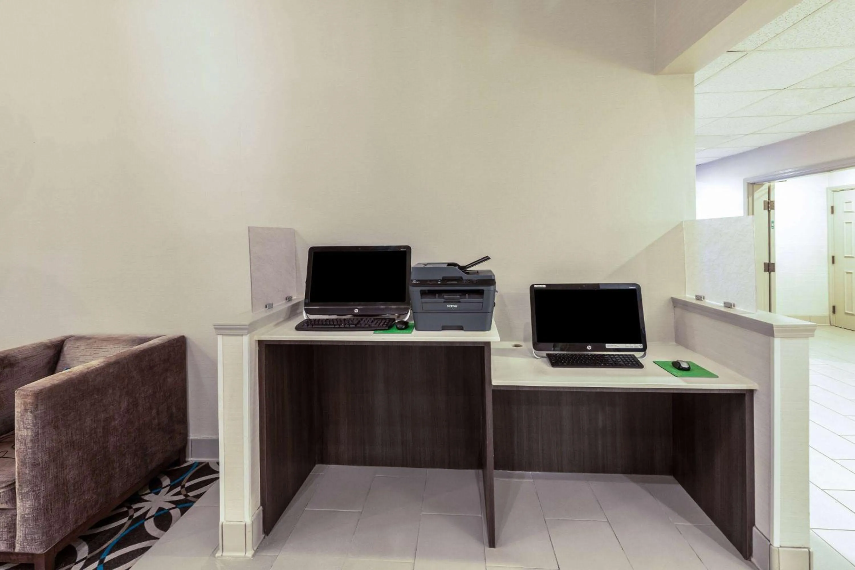 Business facilities in La Quinta by Wyndham Rockwall