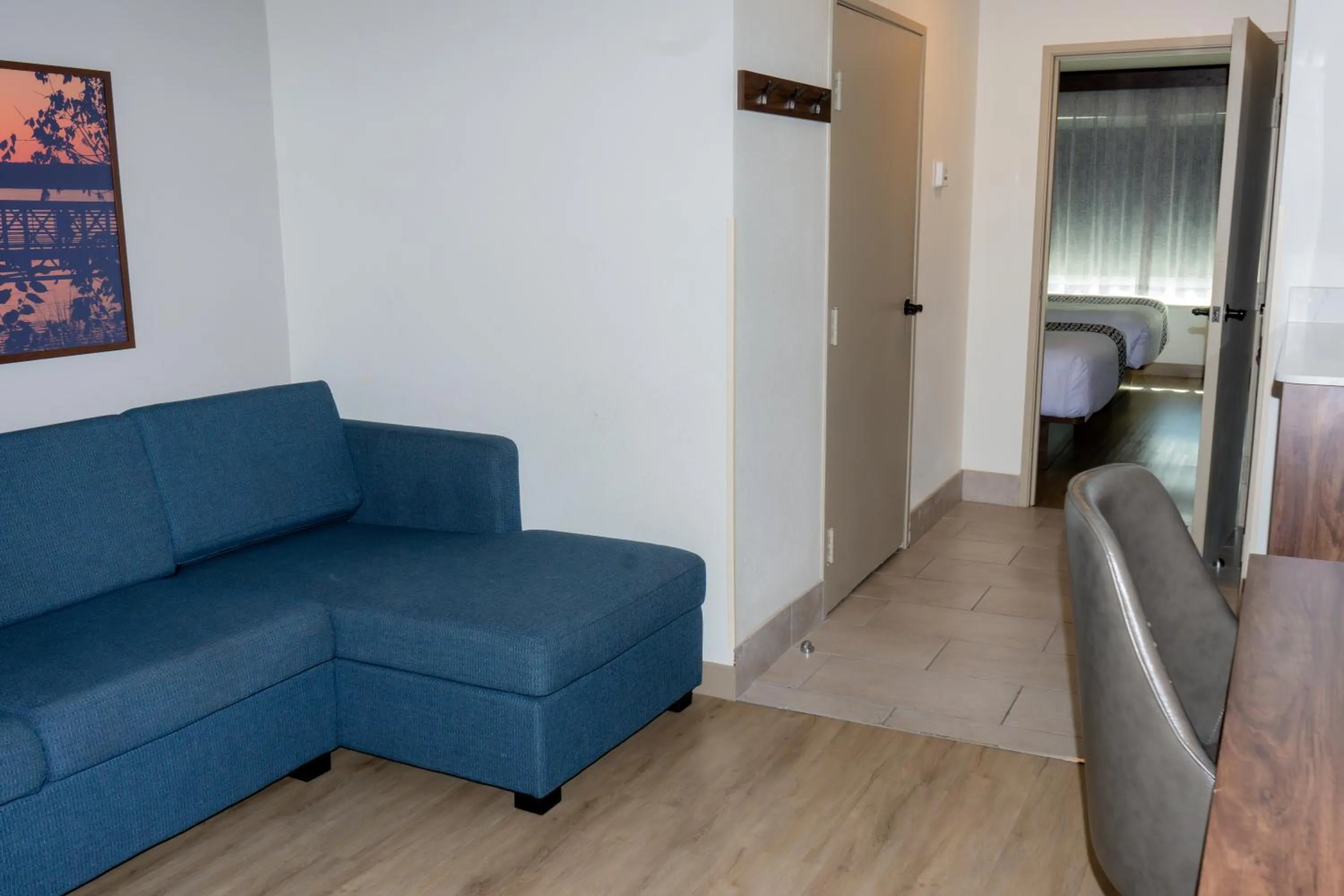 Living room in La Quinta by Wyndham Dallas Mesquite