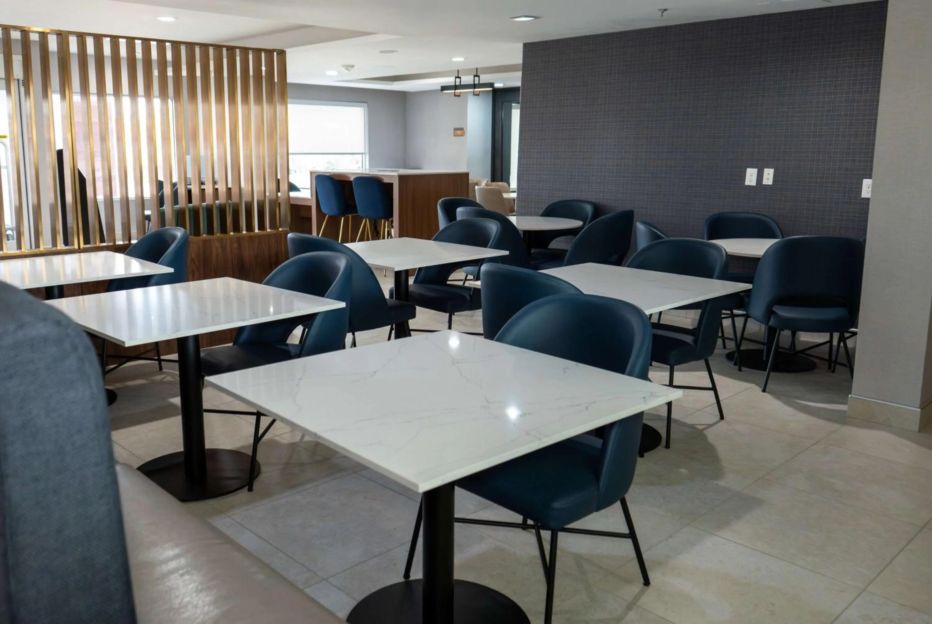 Lobby or reception in La Quinta by Wyndham Dallas Mesquite