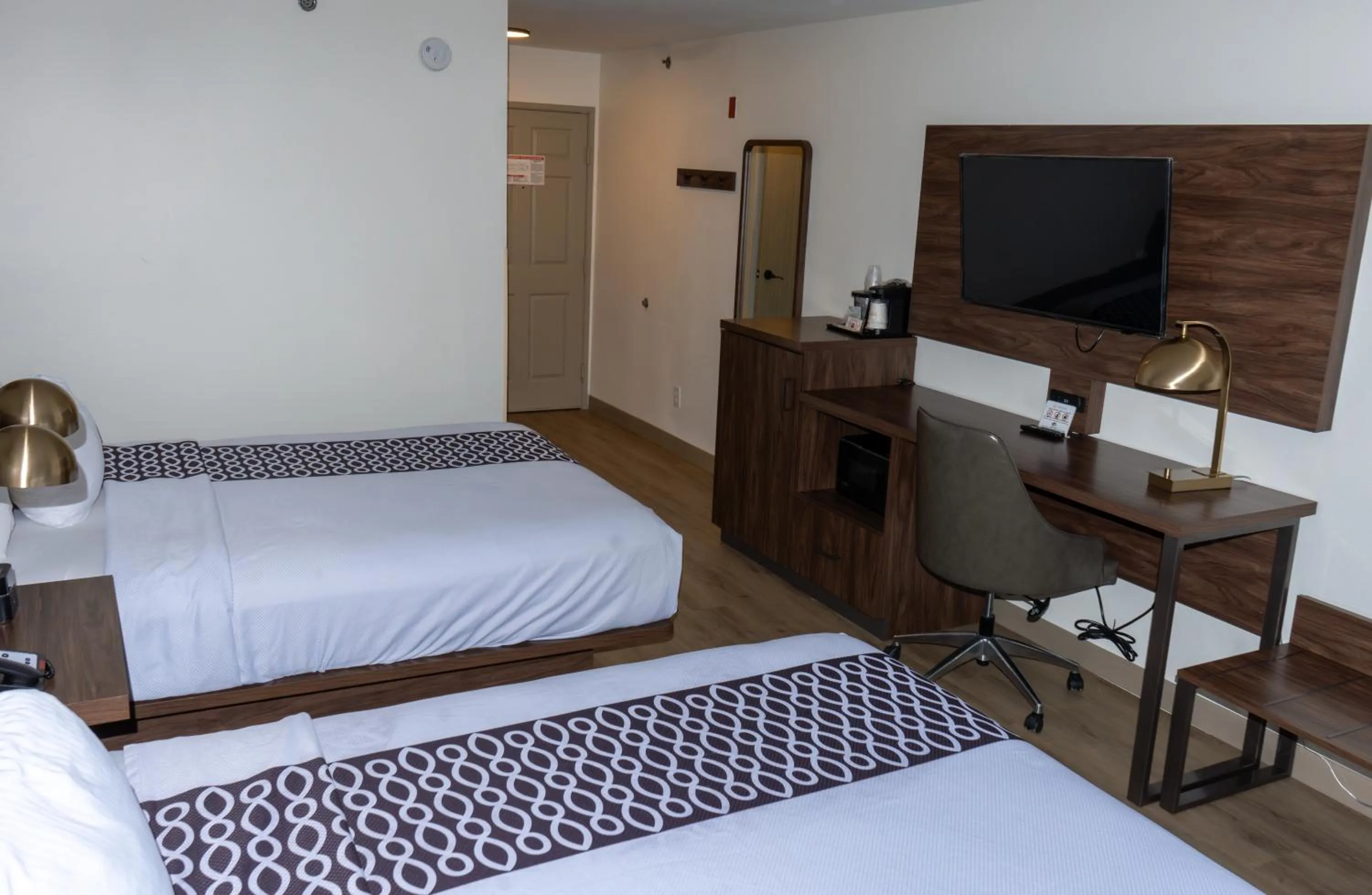 Photo of the whole room, Bed in La Quinta by Wyndham Dallas Mesquite