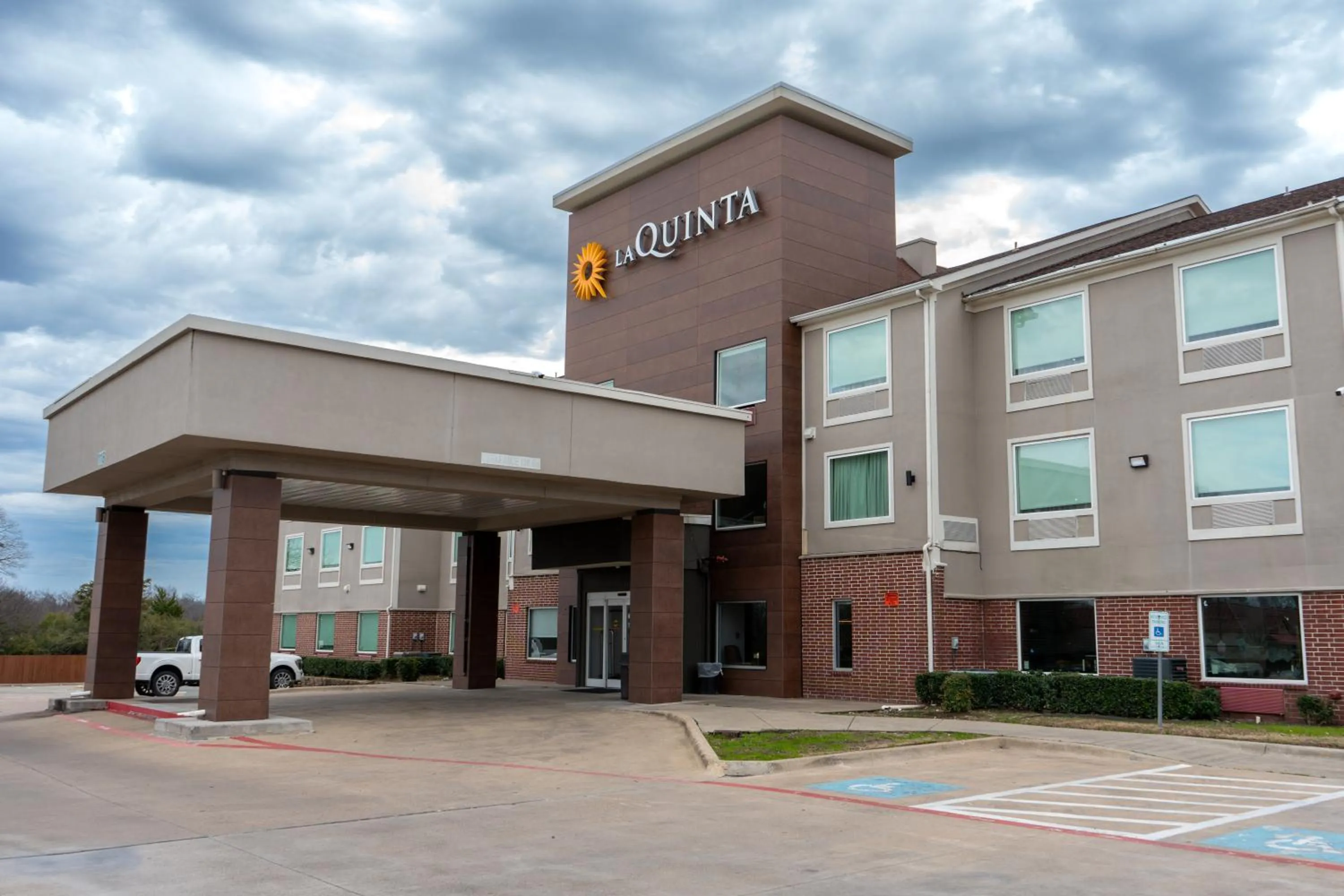 Property building in La Quinta by Wyndham Dallas Mesquite