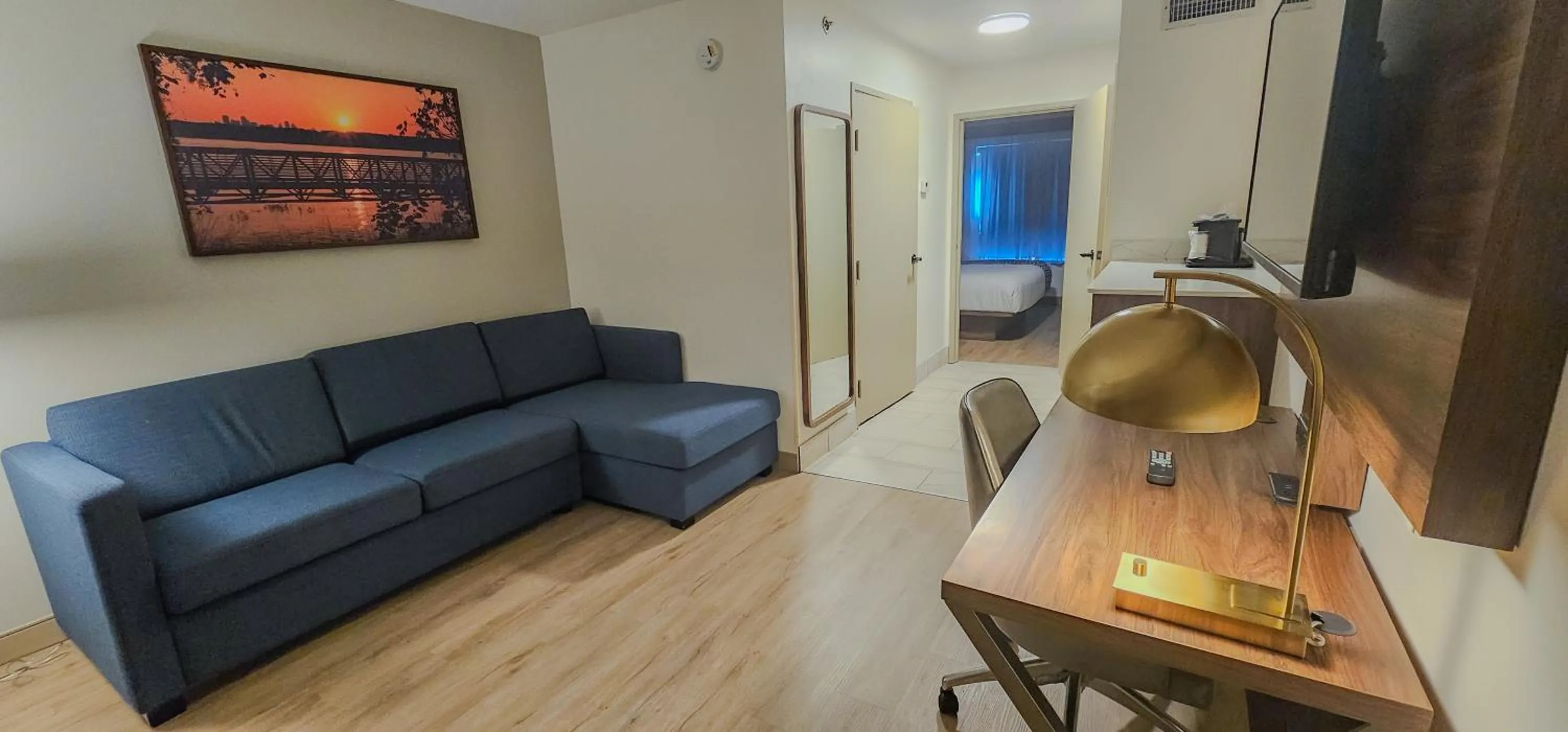 Living room in La Quinta by Wyndham Dallas Mesquite