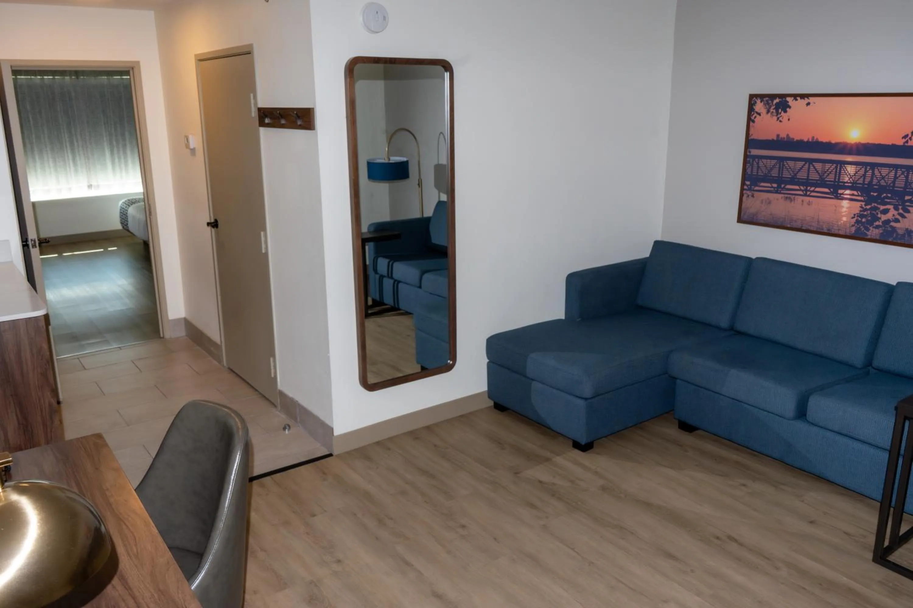 Living room in La Quinta by Wyndham Dallas Mesquite