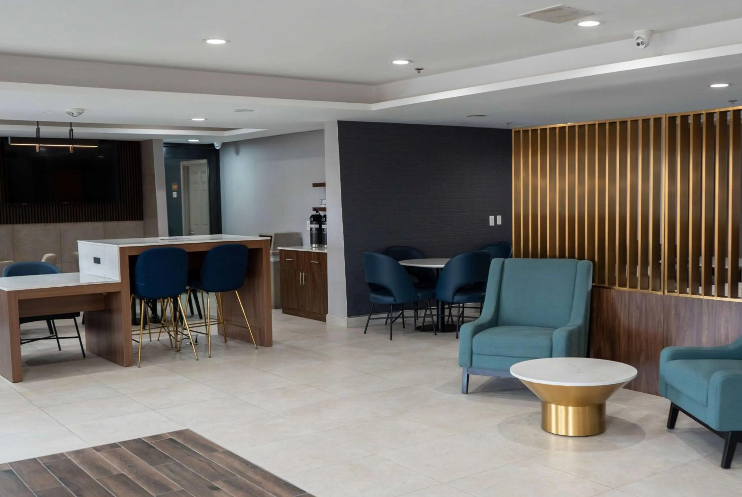 Lobby or reception in La Quinta by Wyndham Dallas Mesquite