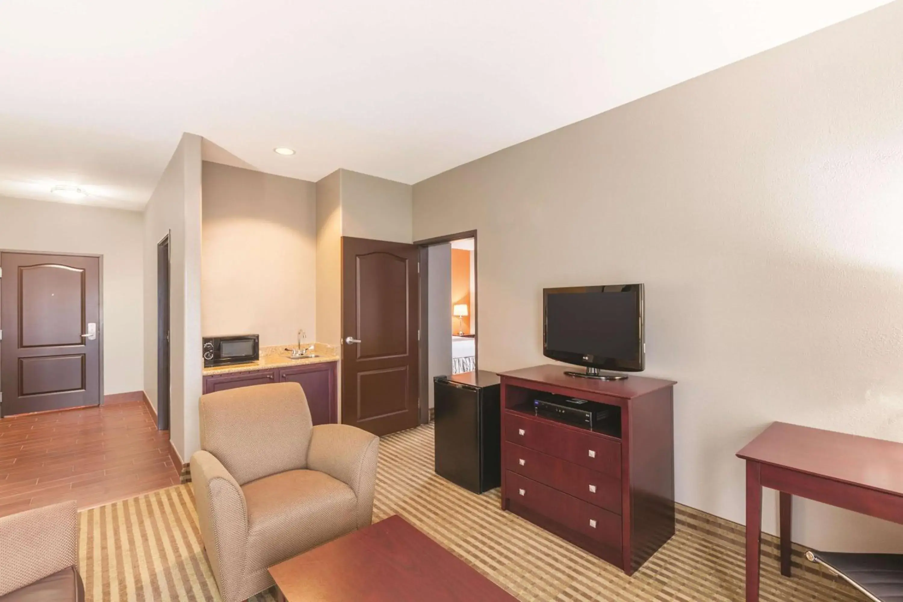 1 King Bed, Mobility/Hearing Access Family Suite, Tub w/ Grab Bars, Non-Smoking in La Quinta by Wyndham Houston IAH Bush Intl Airport E 1 King Bed, Mobility/Hearing Access Family Suite, Tub w/ Grab Bars, Non-Smoking in La Quinta by Wyndham Houston IAH Bush Intl Airport E