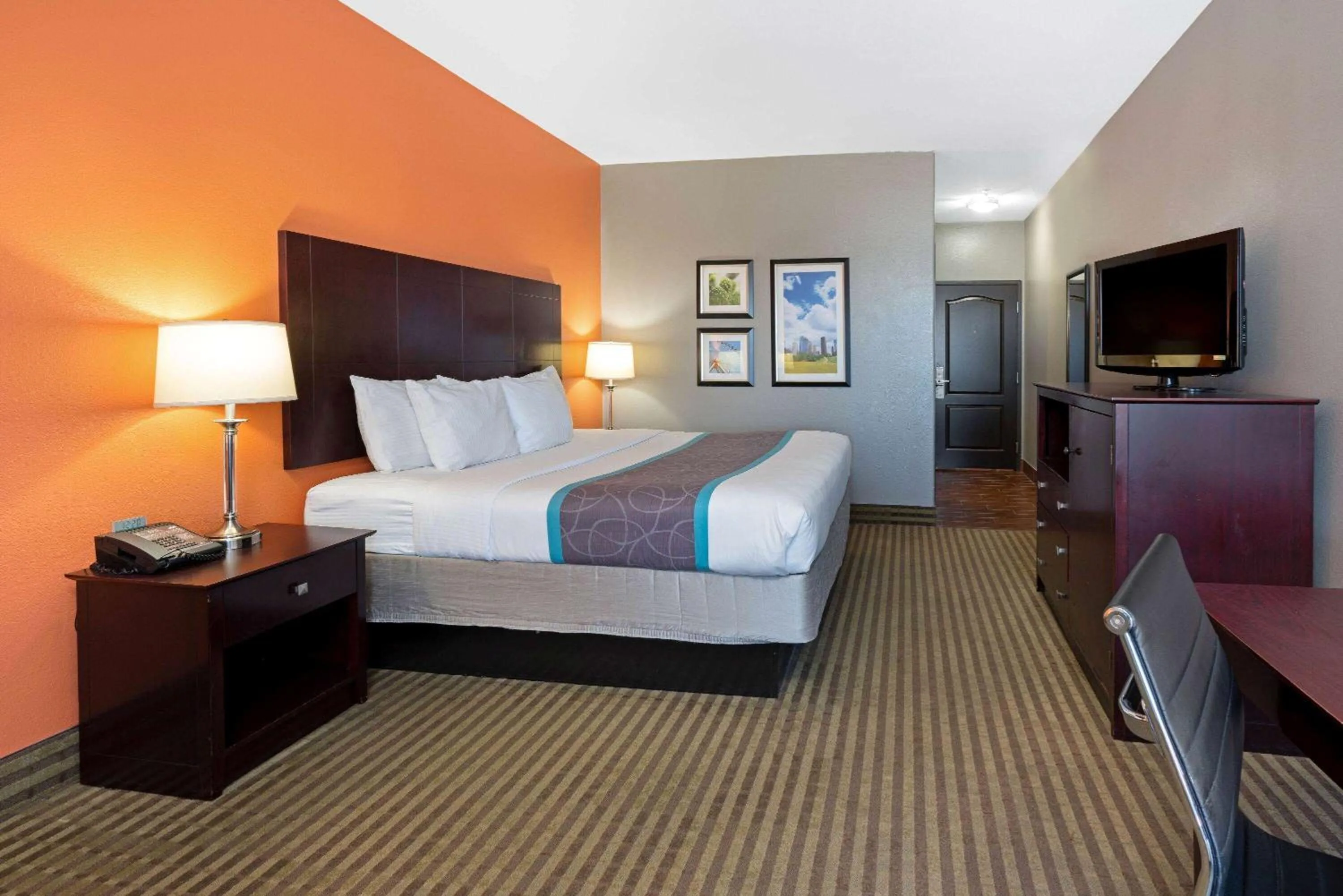 Photo of the whole room, Bed in La Quinta by Wyndham Houston IAH Bush Intl Airport E