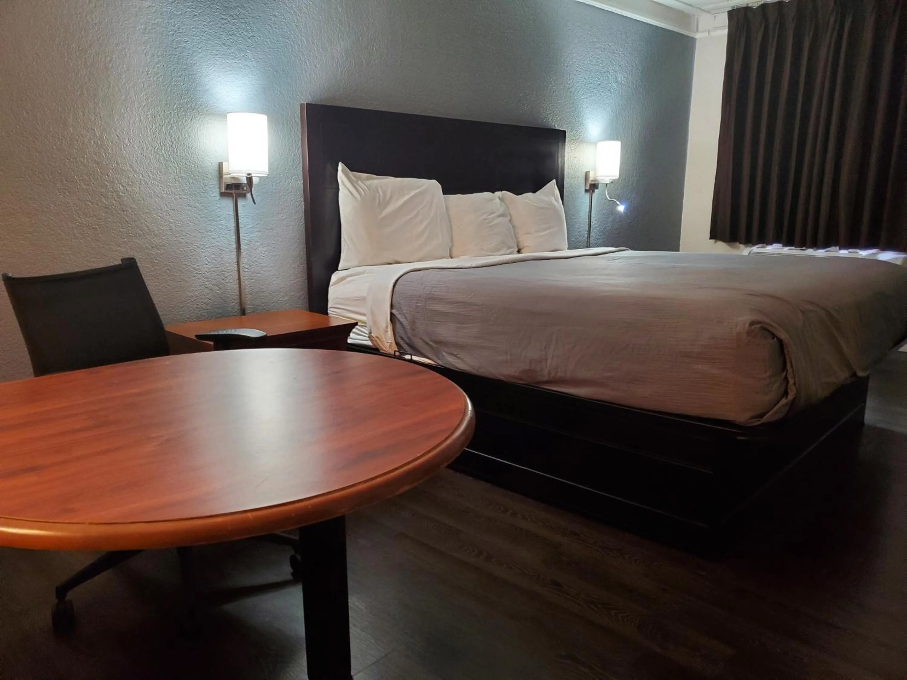 Seating area, Bed in Relax Inn West Medical Center