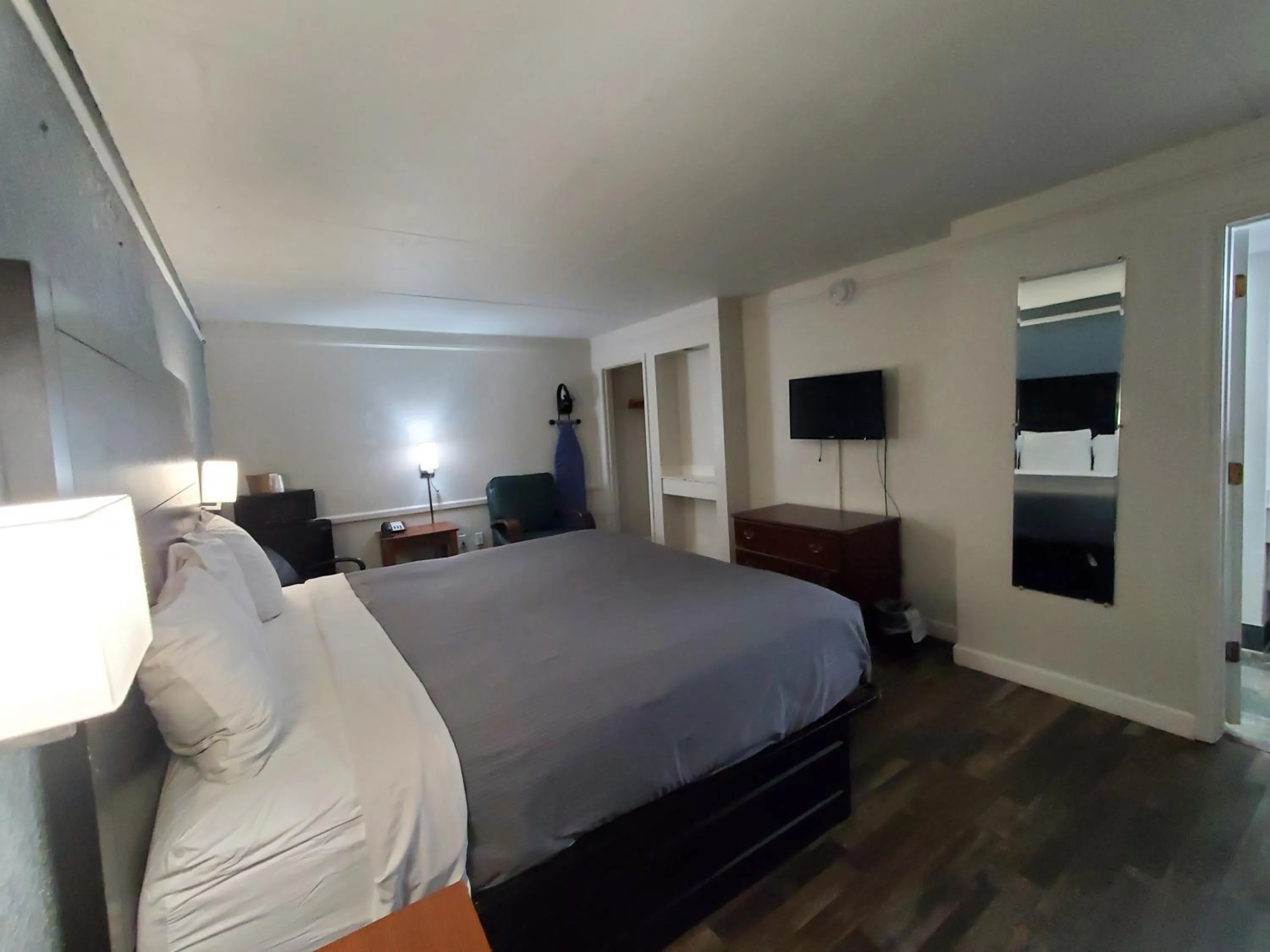 Photo of the whole room, Bed in Relax Inn West Medical Center