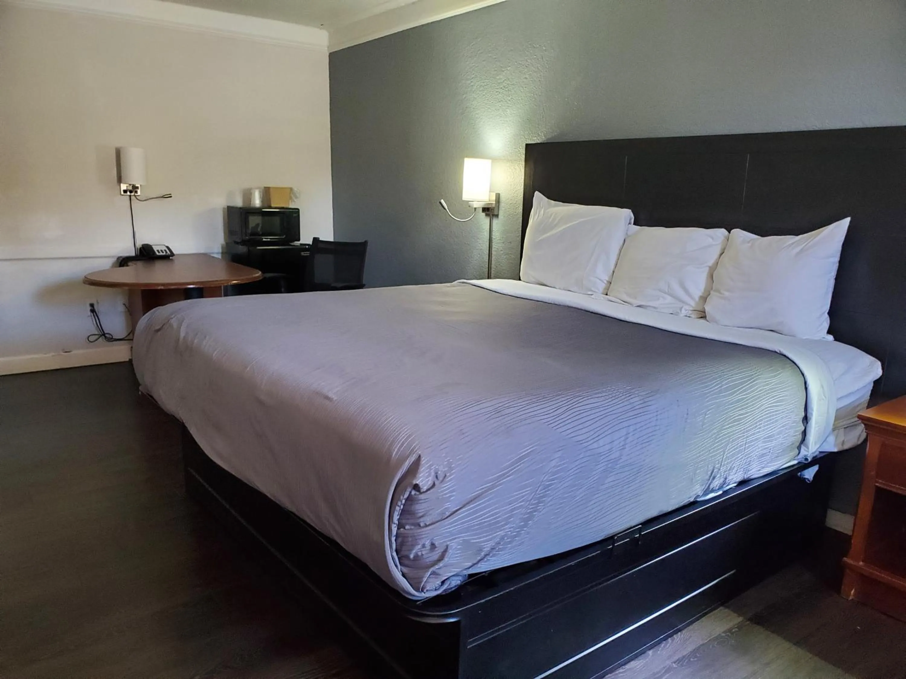 Seating area, Bed in Relax Inn West Medical Center