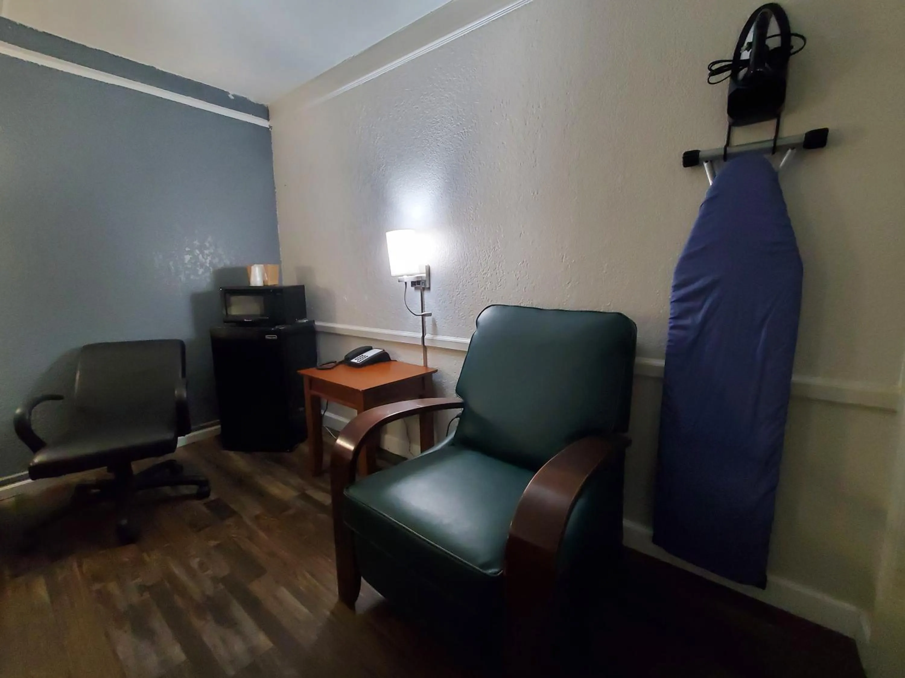 Seating area in Relax Inn West Medical Center