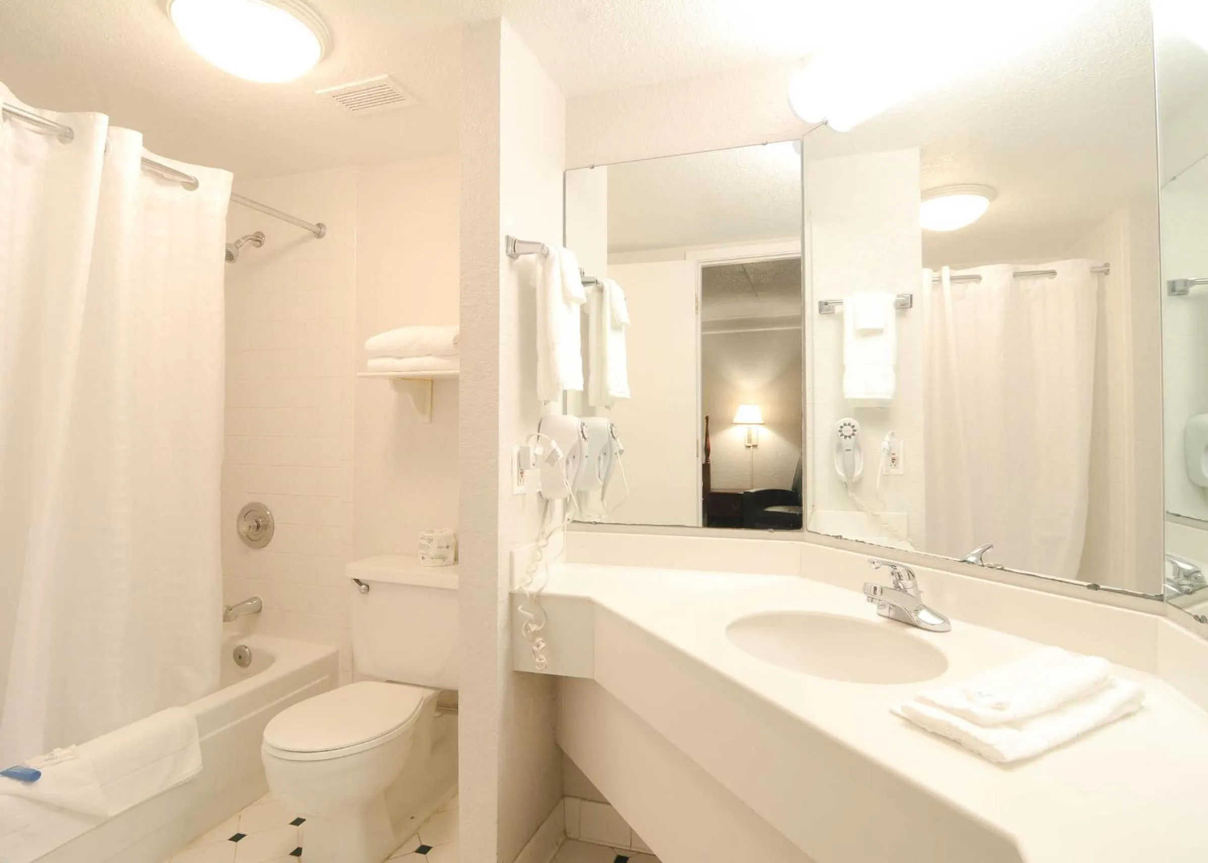 Shower in Relax Inn West Medical Center