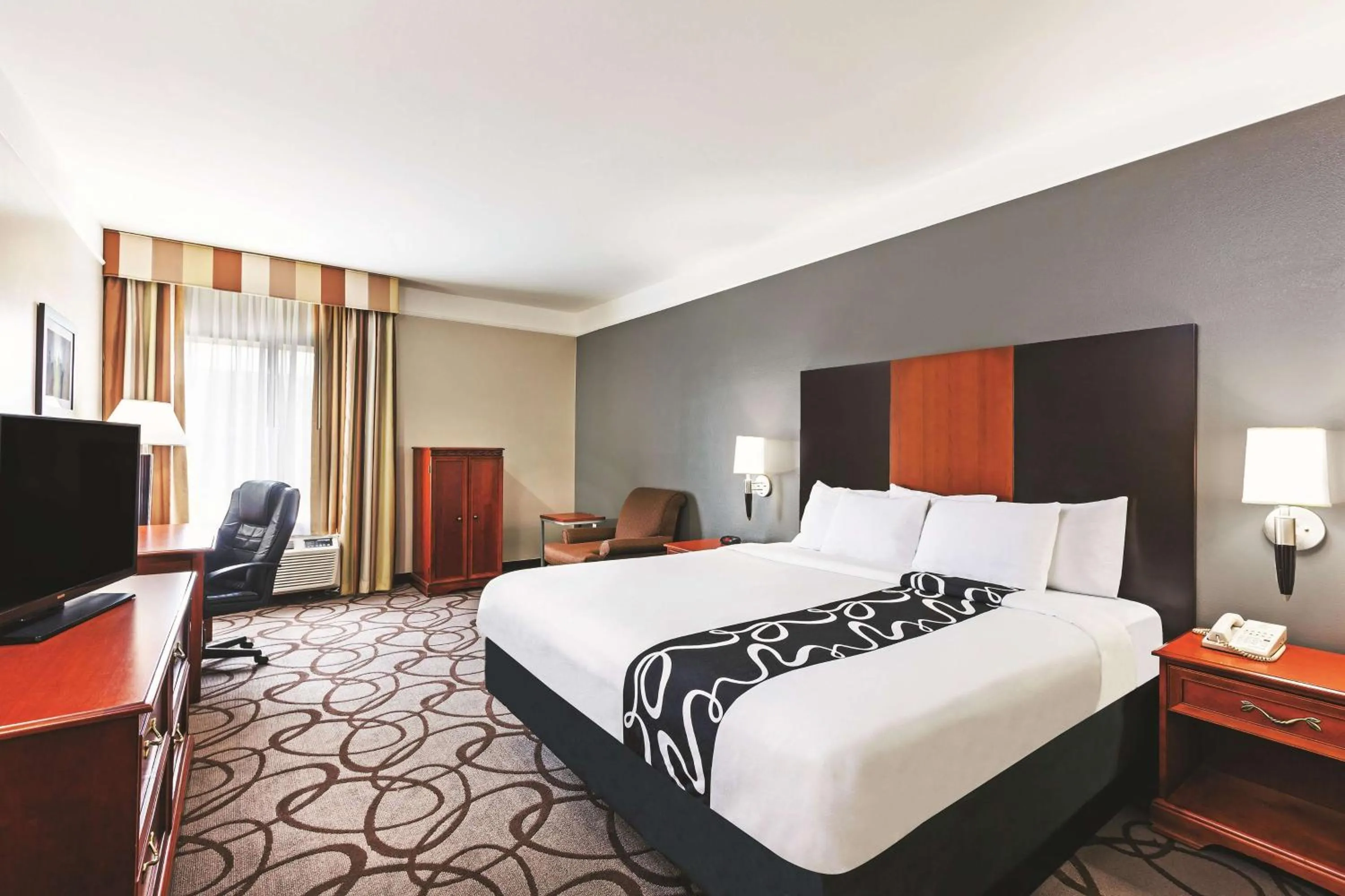 Photo of the whole room, Bed in La Quinta by Wyndham Granbury