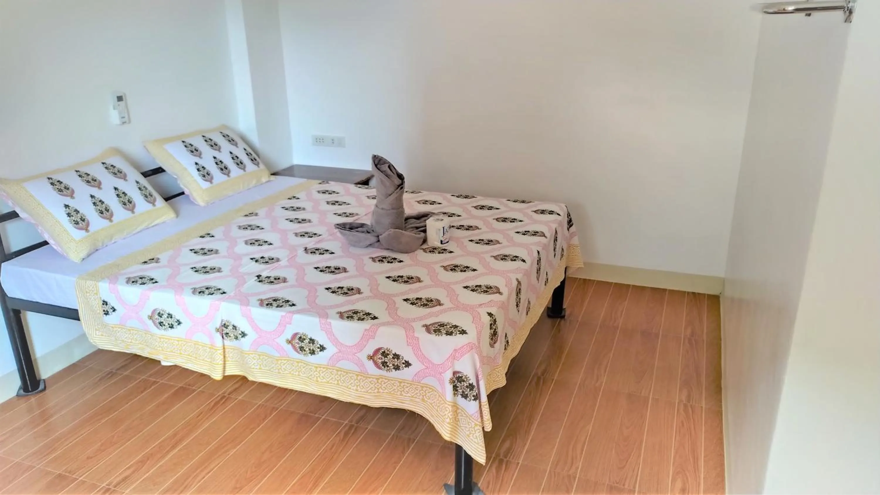 Bed in Hotel Ashoka (Authentic Indian Cuisine)