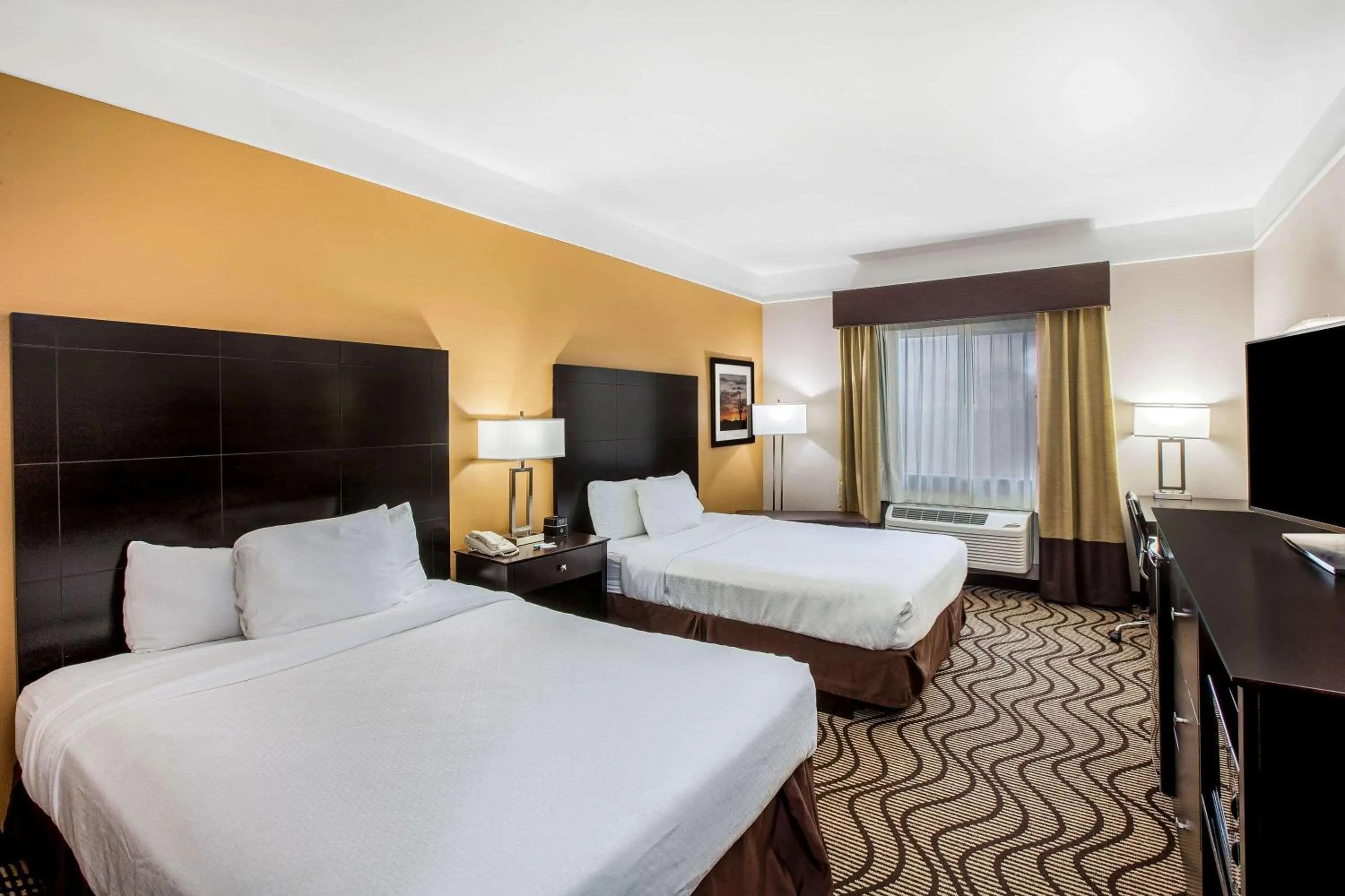 Photo of the whole room in La Quinta by Wyndham Pasadena