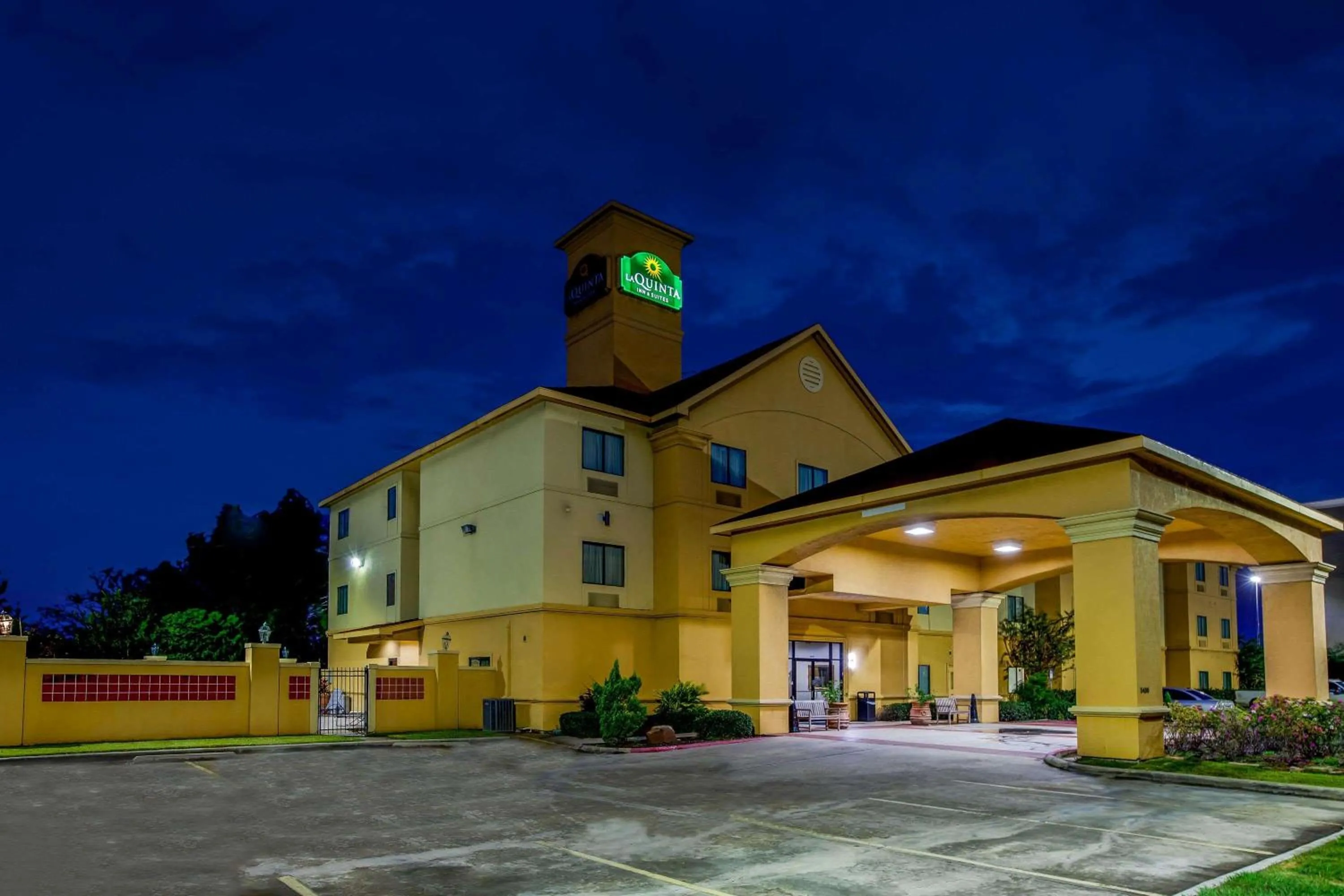 Property building in La Quinta by Wyndham Pasadena