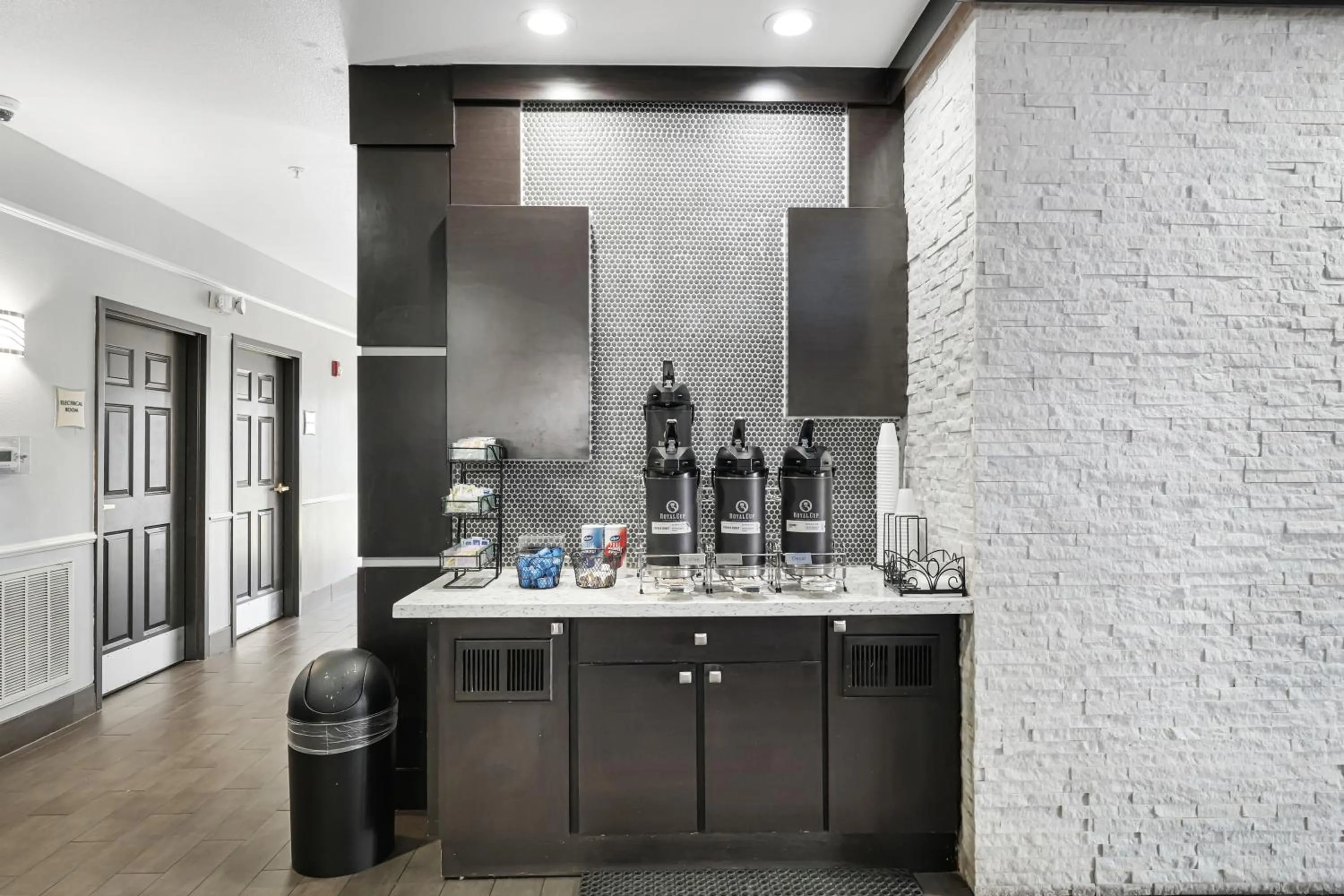 Coffee/tea facilities in La Quinta by Wyndham Houston Hobby Airport