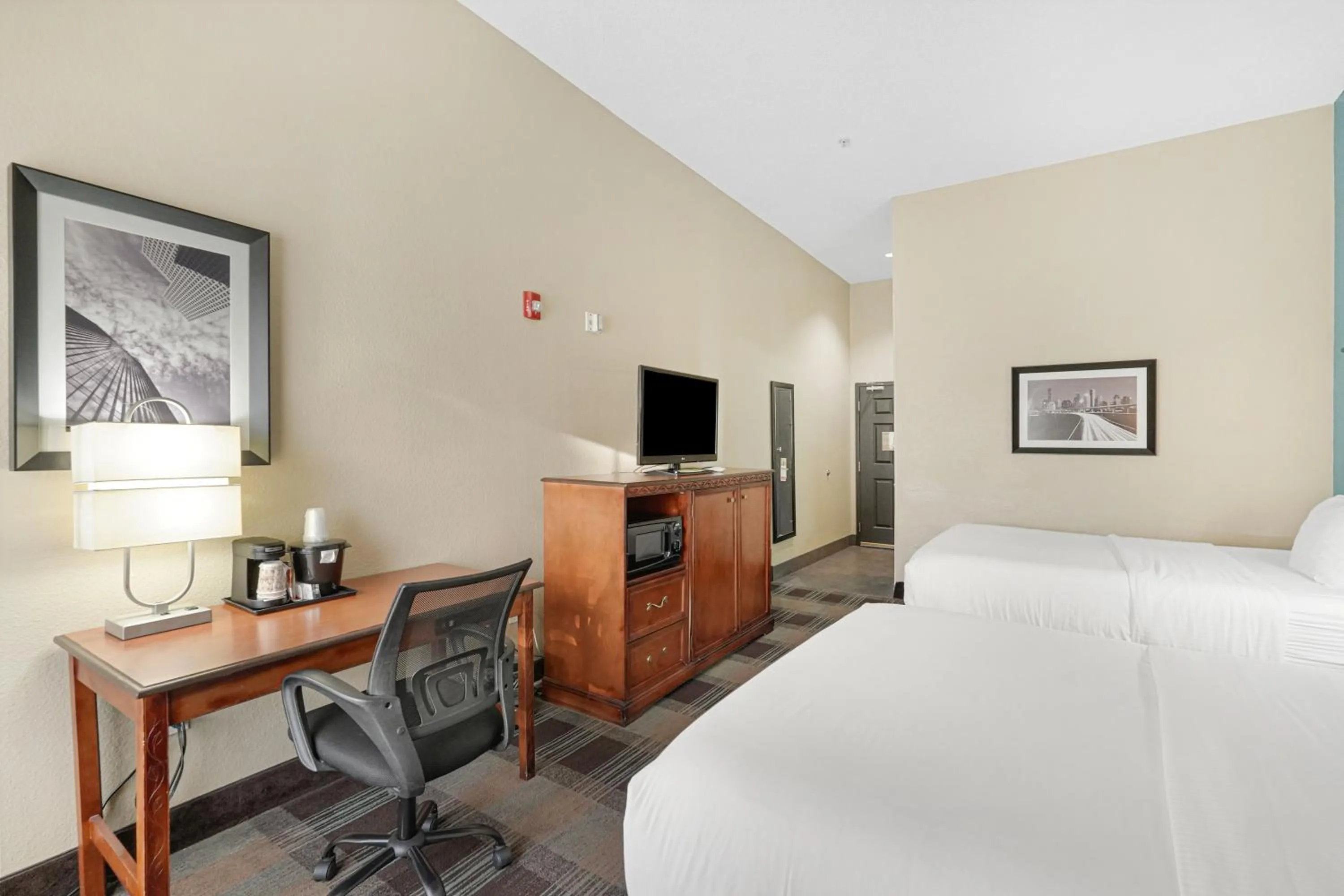 TV and multimedia, Bed in La Quinta by Wyndham Houston Hobby Airport