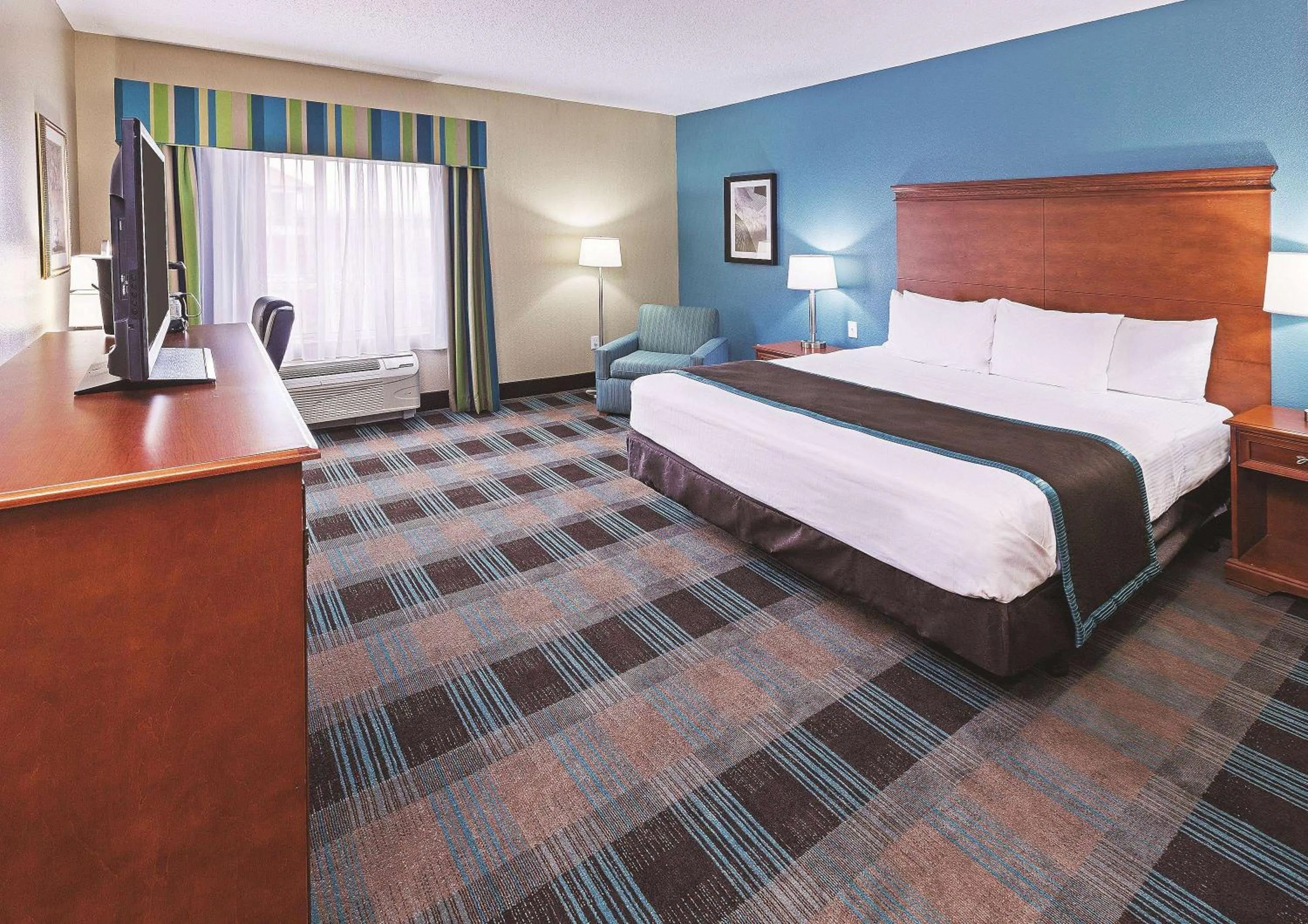 Photo of the whole room, Bed in La Quinta by Wyndham Houston Hobby Airport