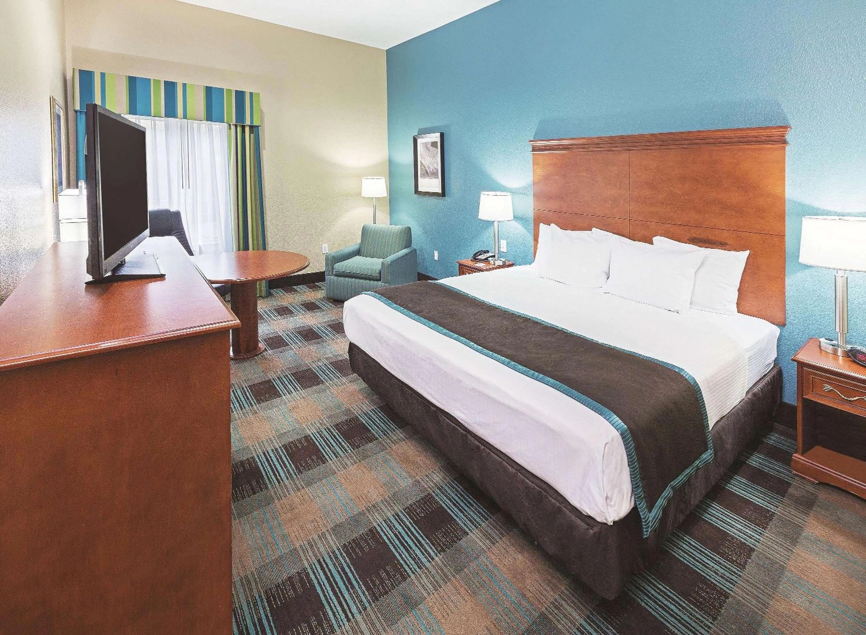 Photo of the whole room, Bed in La Quinta by Wyndham Houston Hobby Airport