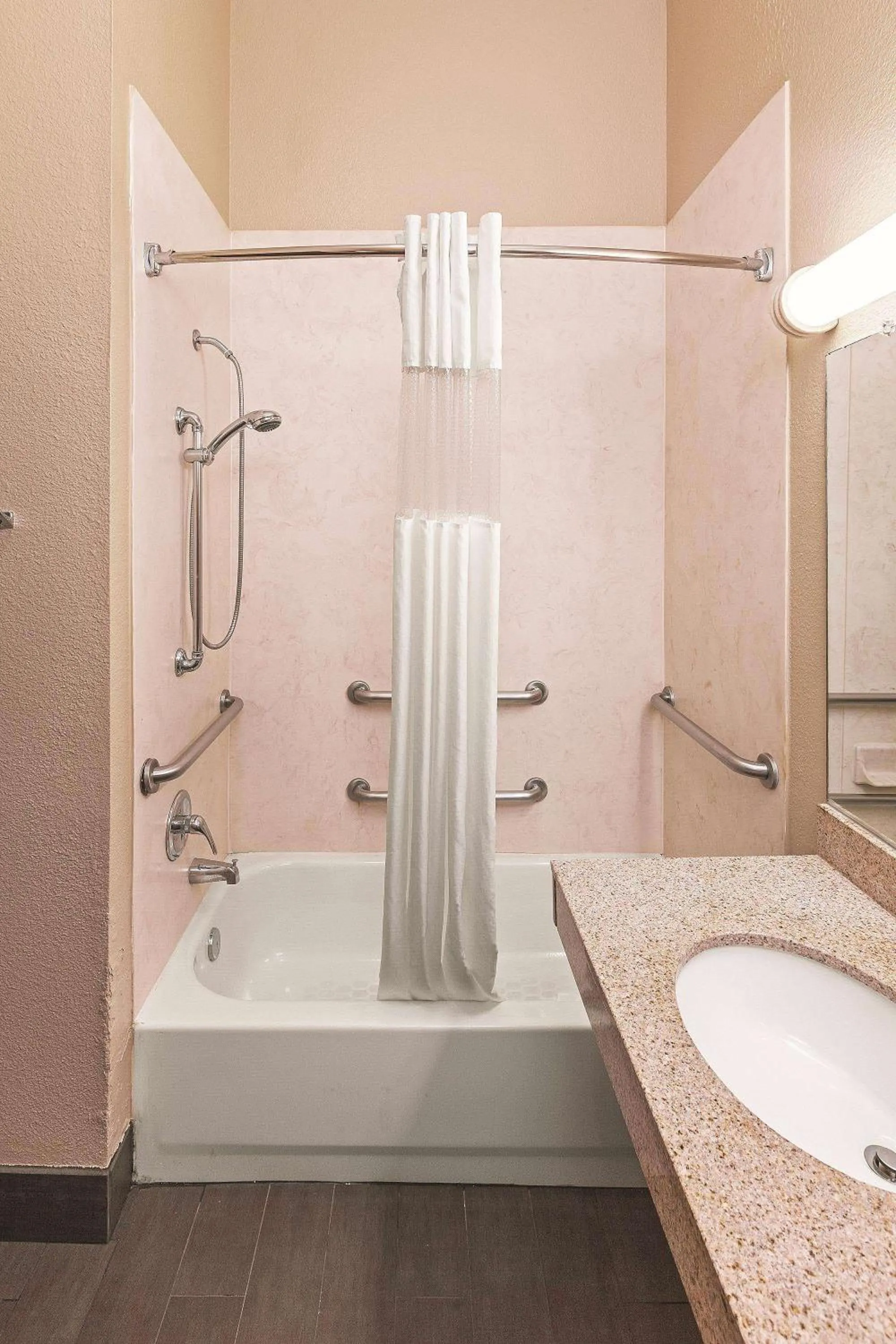 Photo of the whole room in La Quinta by Wyndham Houston Hobby Airport