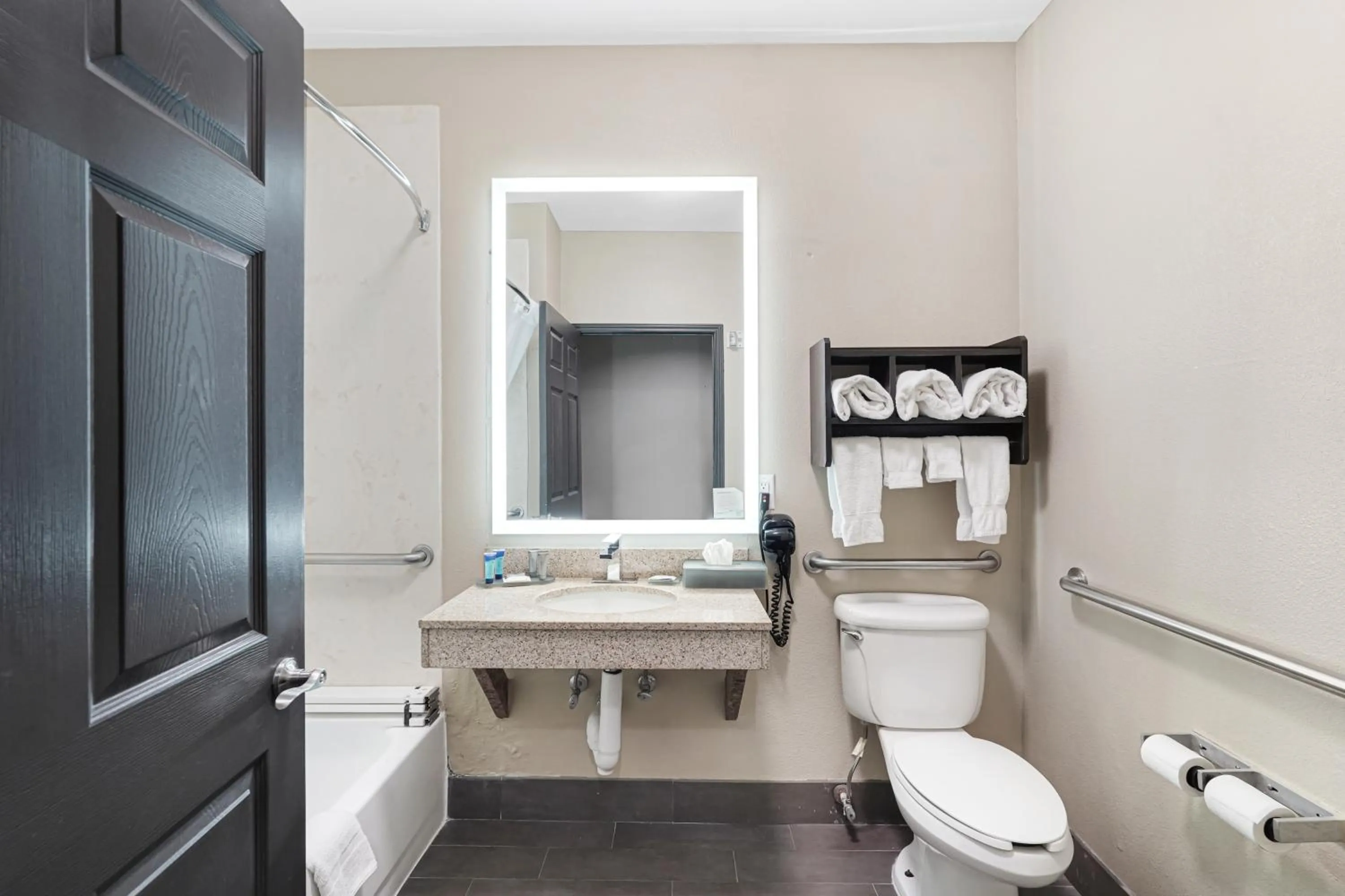 Bathroom in La Quinta by Wyndham Houston Hobby Airport