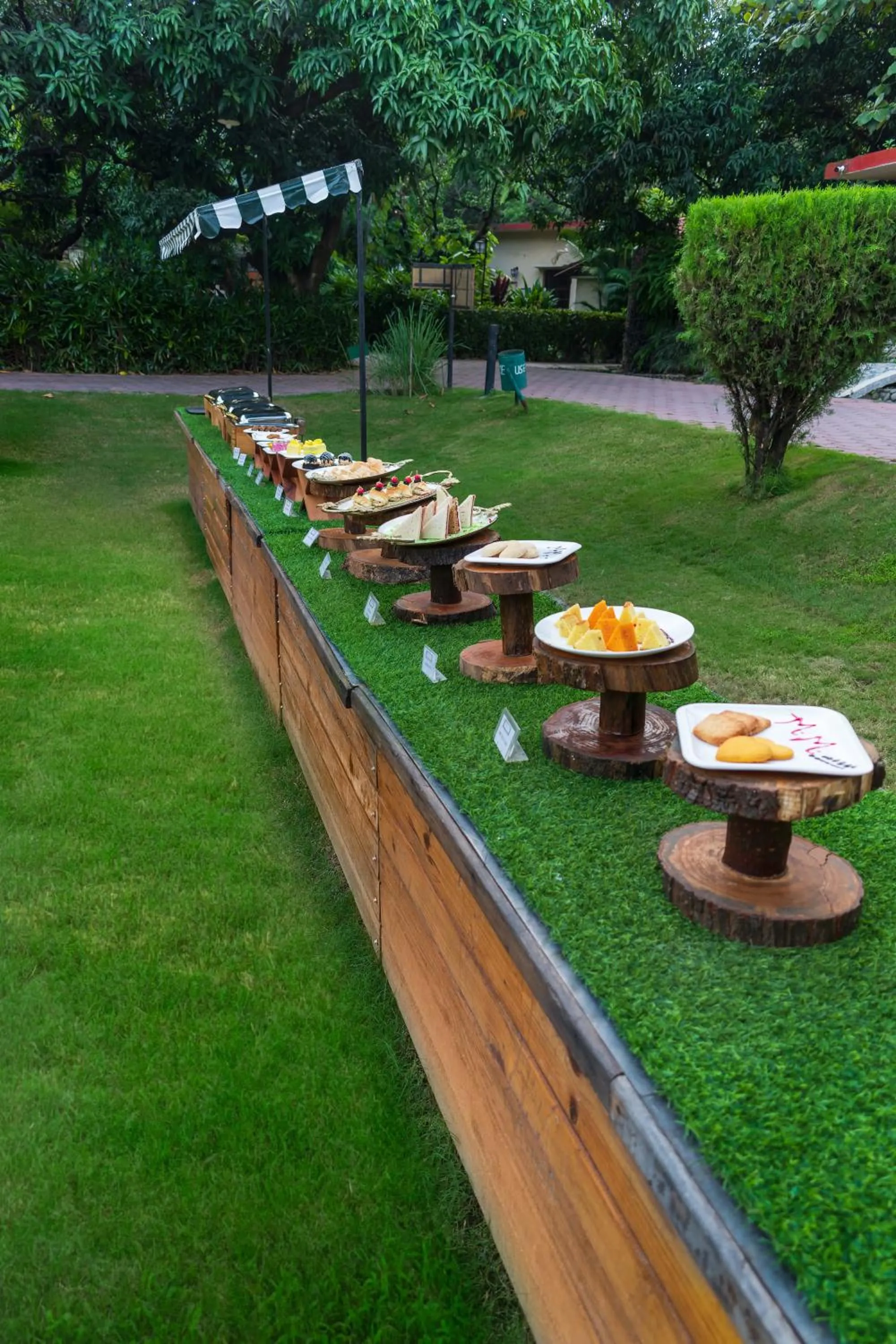 Food and drinks in Manu Maharani Resort