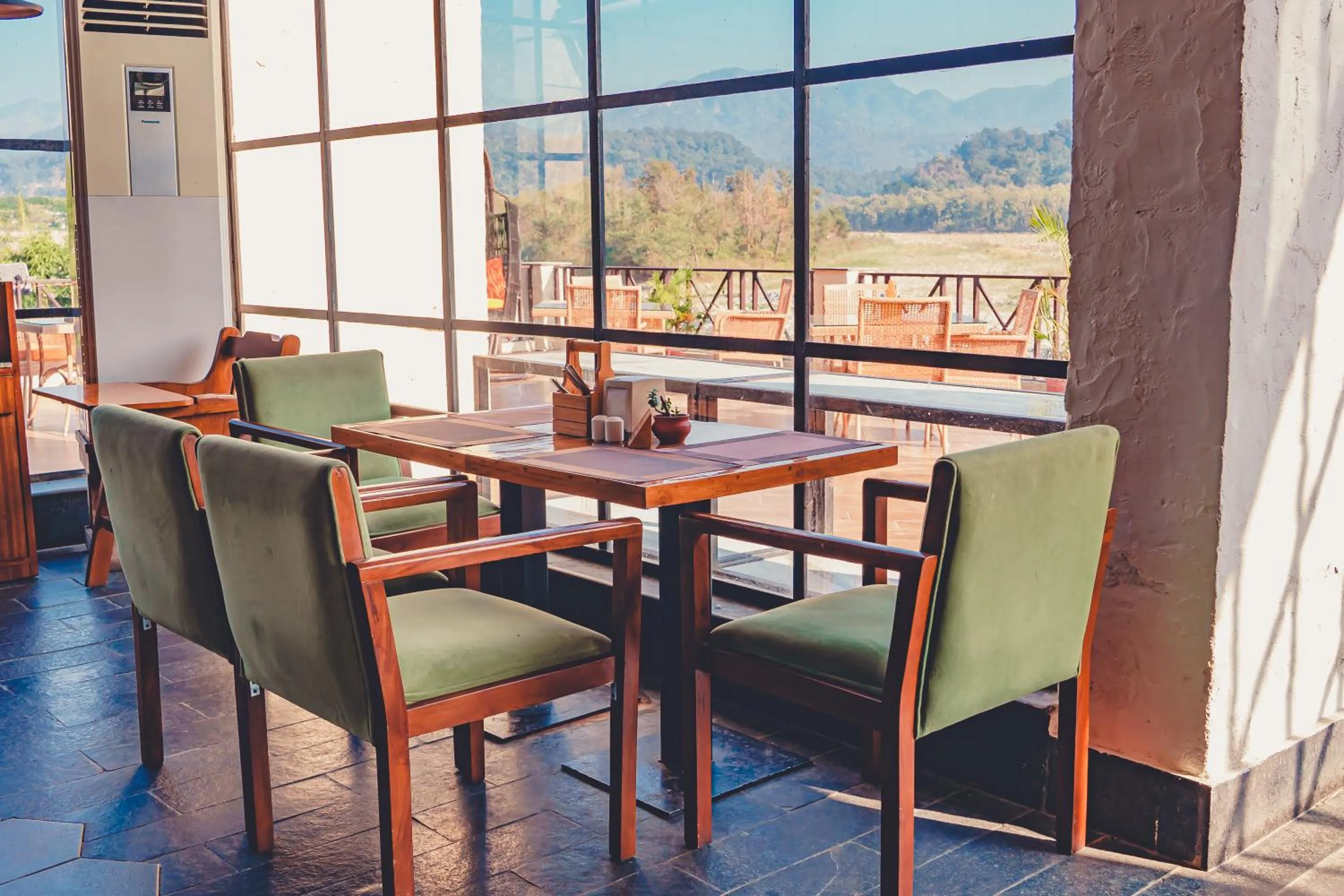 Restaurant/places to eat in Manu Maharani Resort