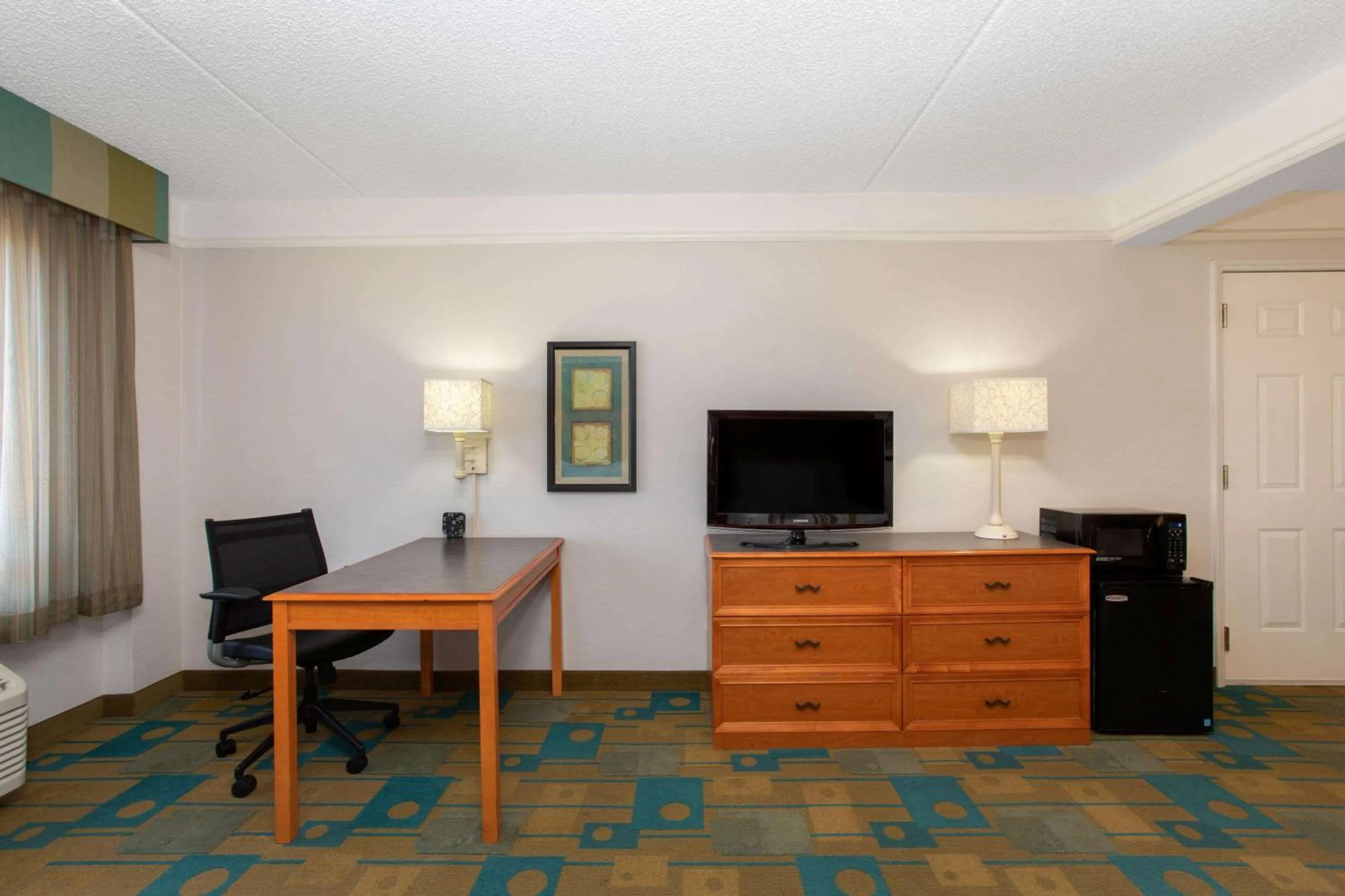 Photo of the whole room in La Quinta by Wyndham Denver Southwest Lakewood