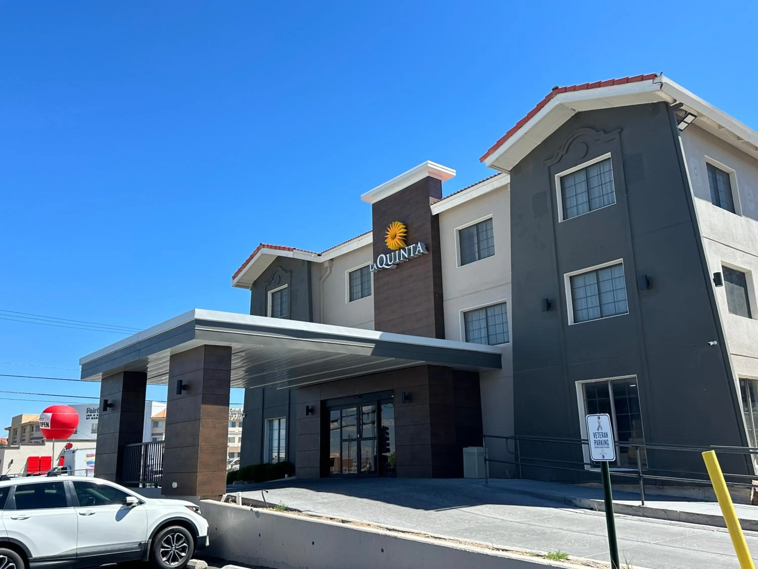 Property building in La Quinta Inn by Wyndham Albuquerque Airport