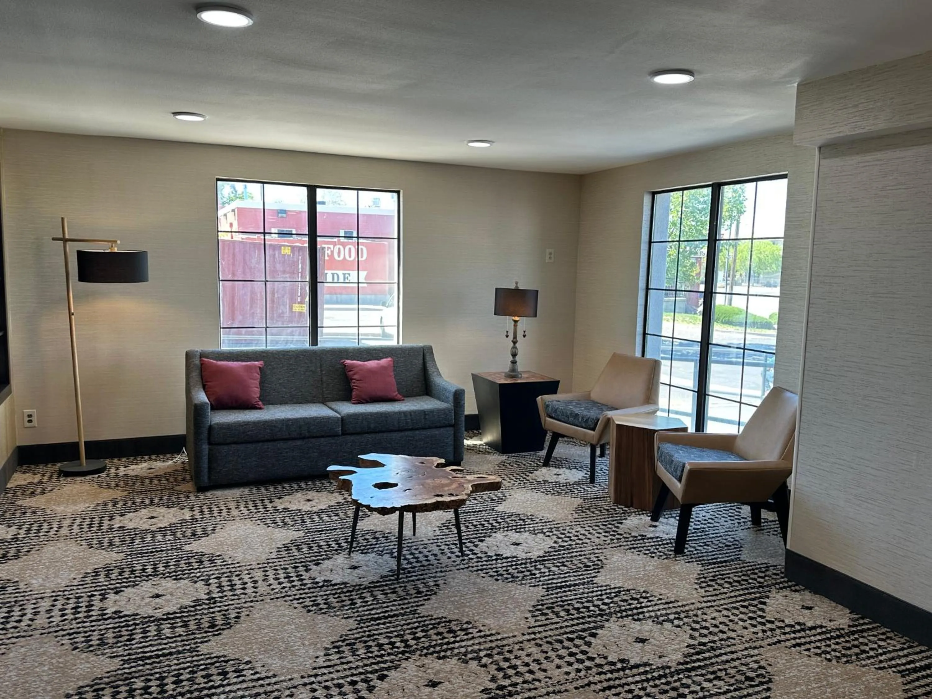 TV and multimedia in La Quinta Inn by Wyndham Albuquerque Airport