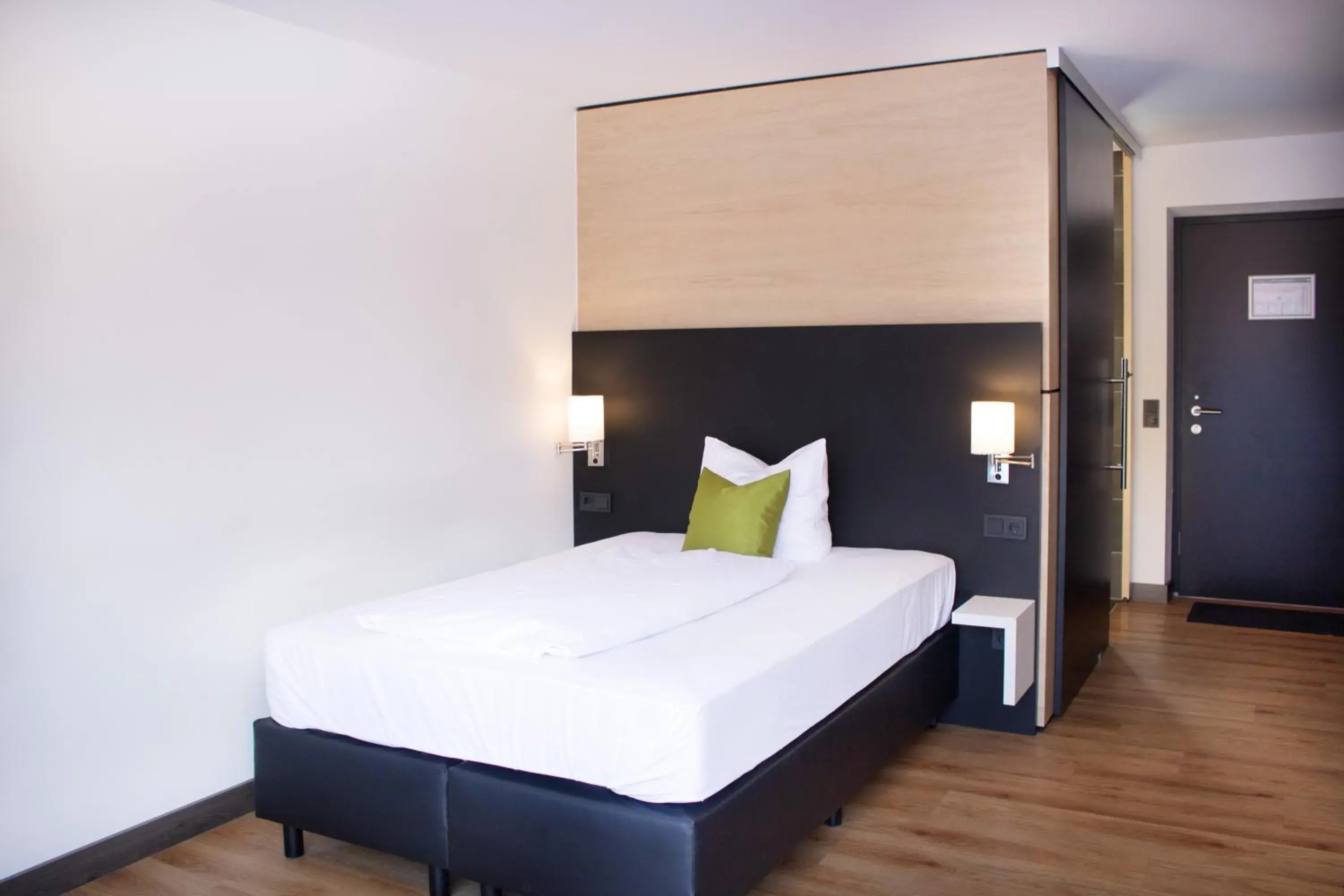 Single Room - single occupancy - Disability Access in KF Hotel by WMM Hotels Single Room - single occupancy - Disability Access in KF Hotel by WMM Hotels