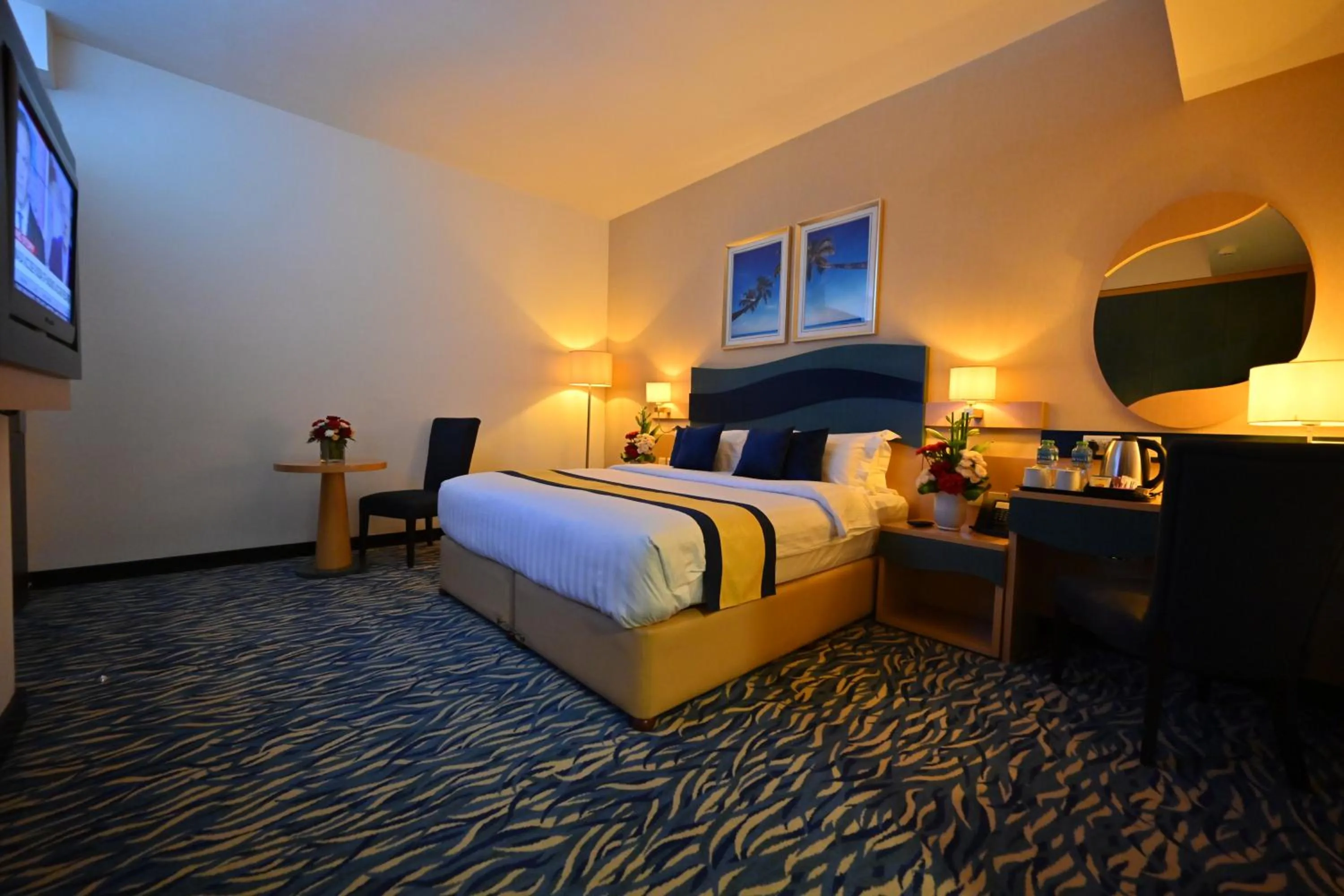 Bedroom, Bed in Harbour Suites Hotel