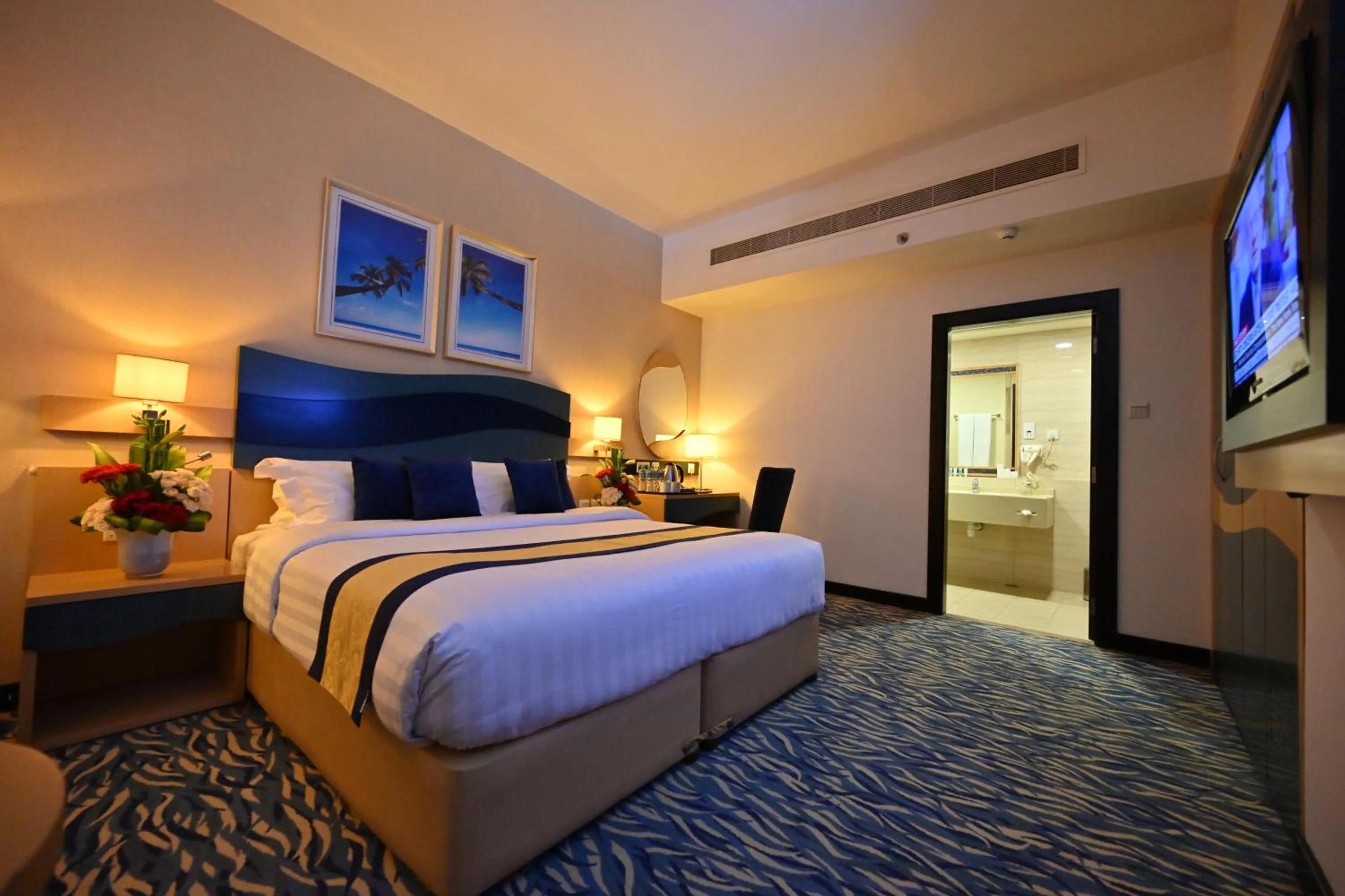 Bedroom, Bed in Harbour Suites Hotel