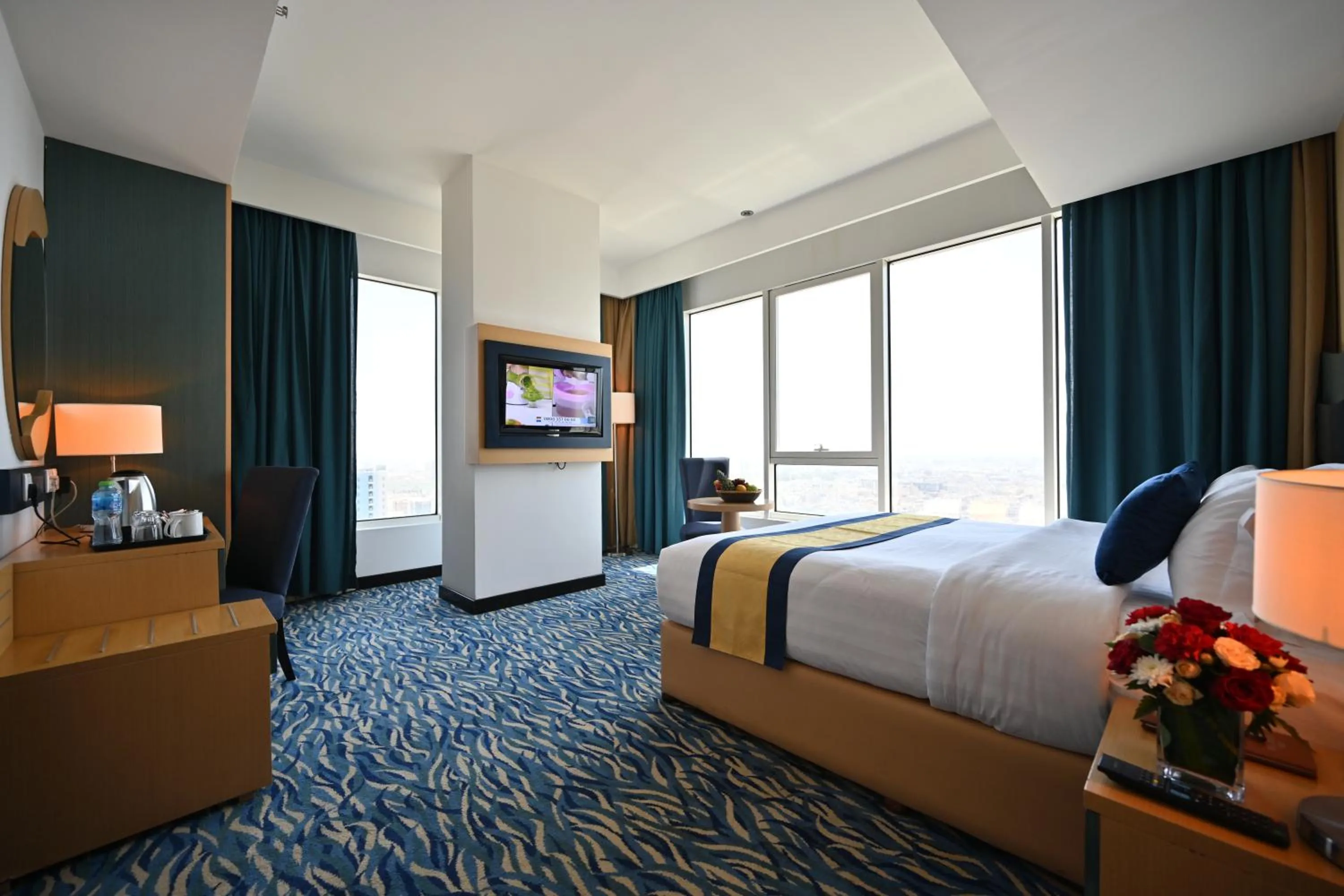 Bedroom, Bed in Harbour Suites Hotel