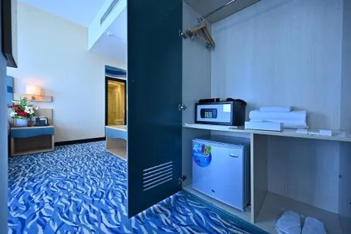 wardrobe, Bed in Harbour Suites Hotel