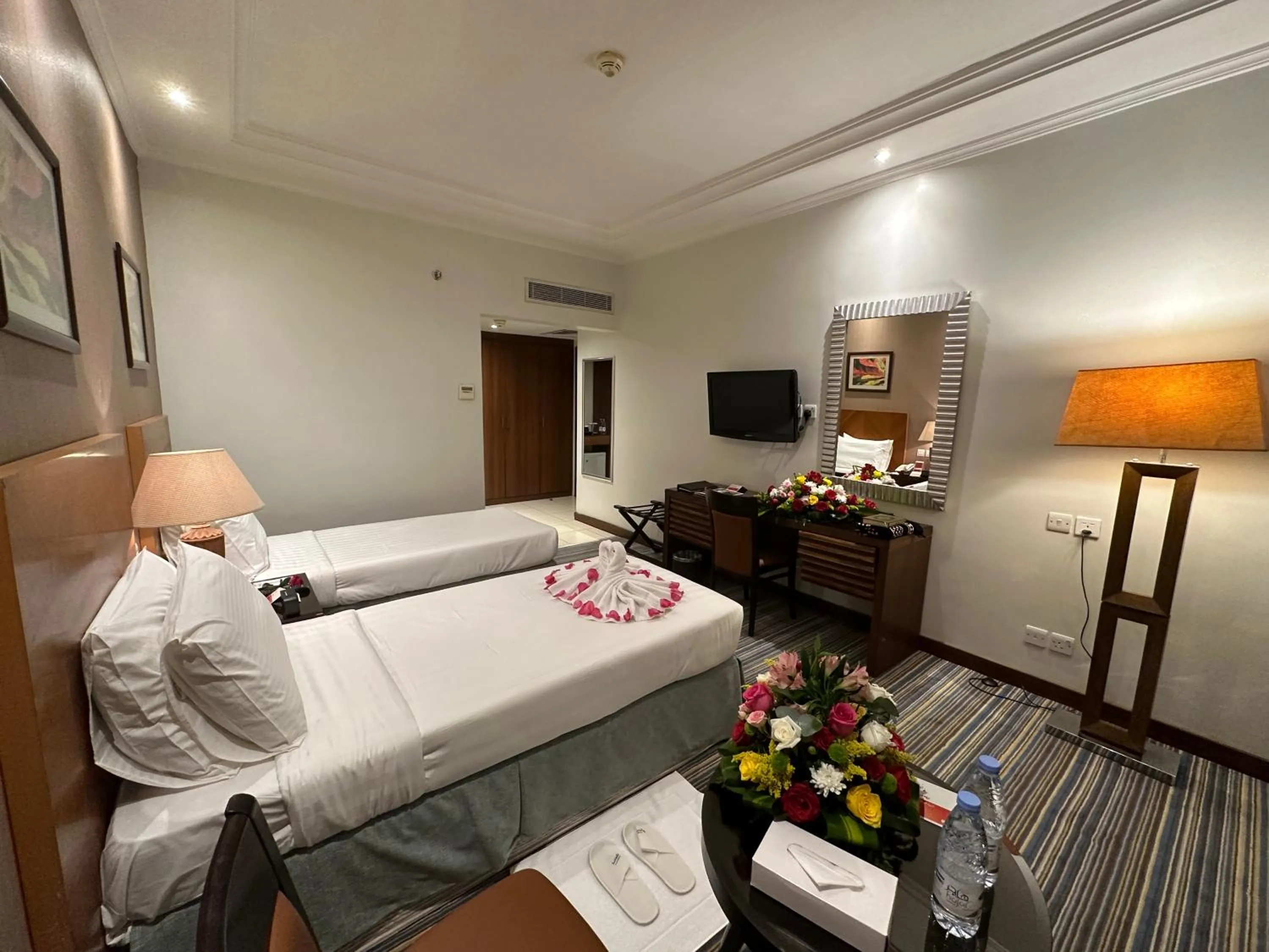 Photo of the whole room, Bed in Al Massa Dar Al Fayzeen Makkah