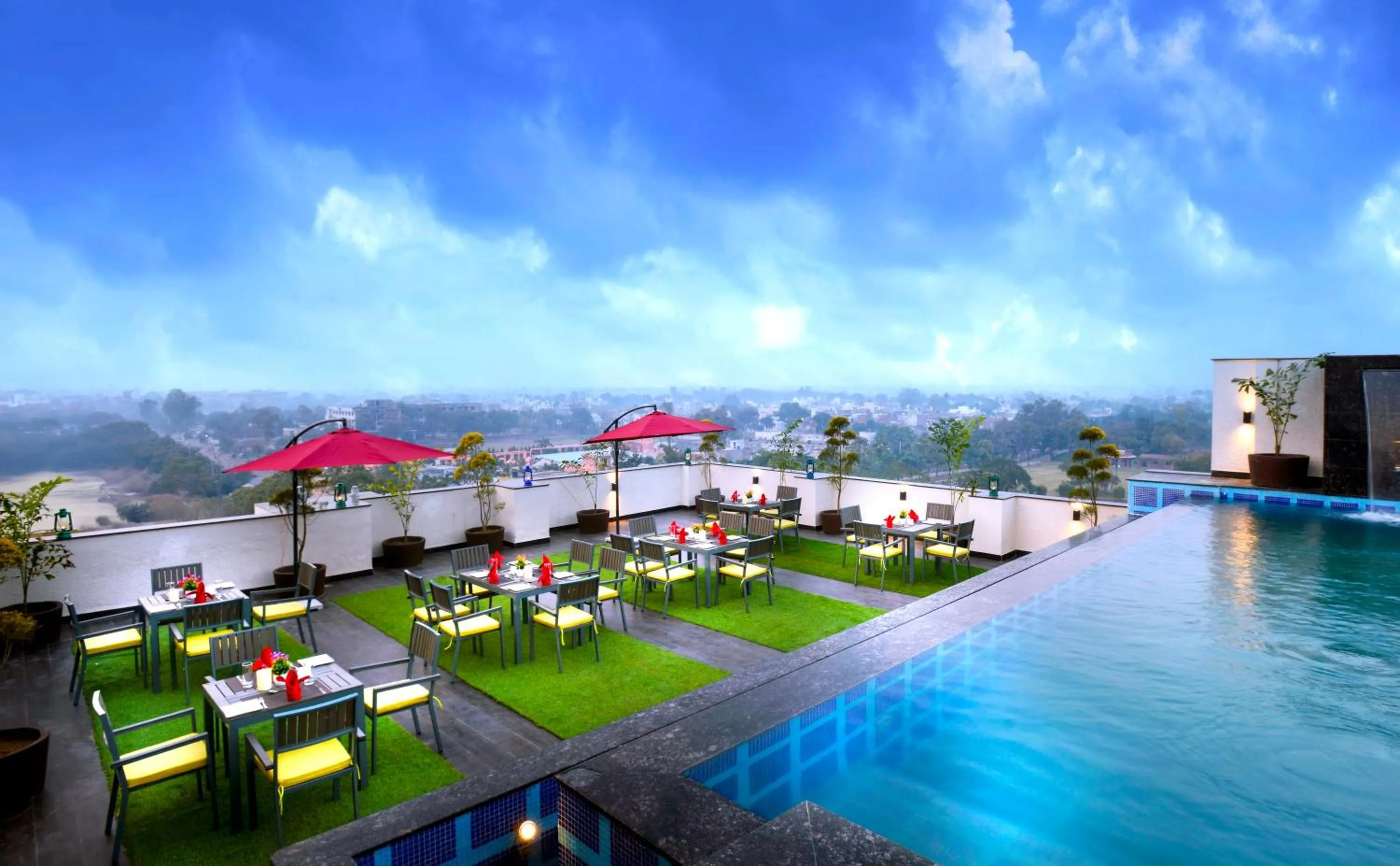 Swimming pool in Hotel Royale Regent