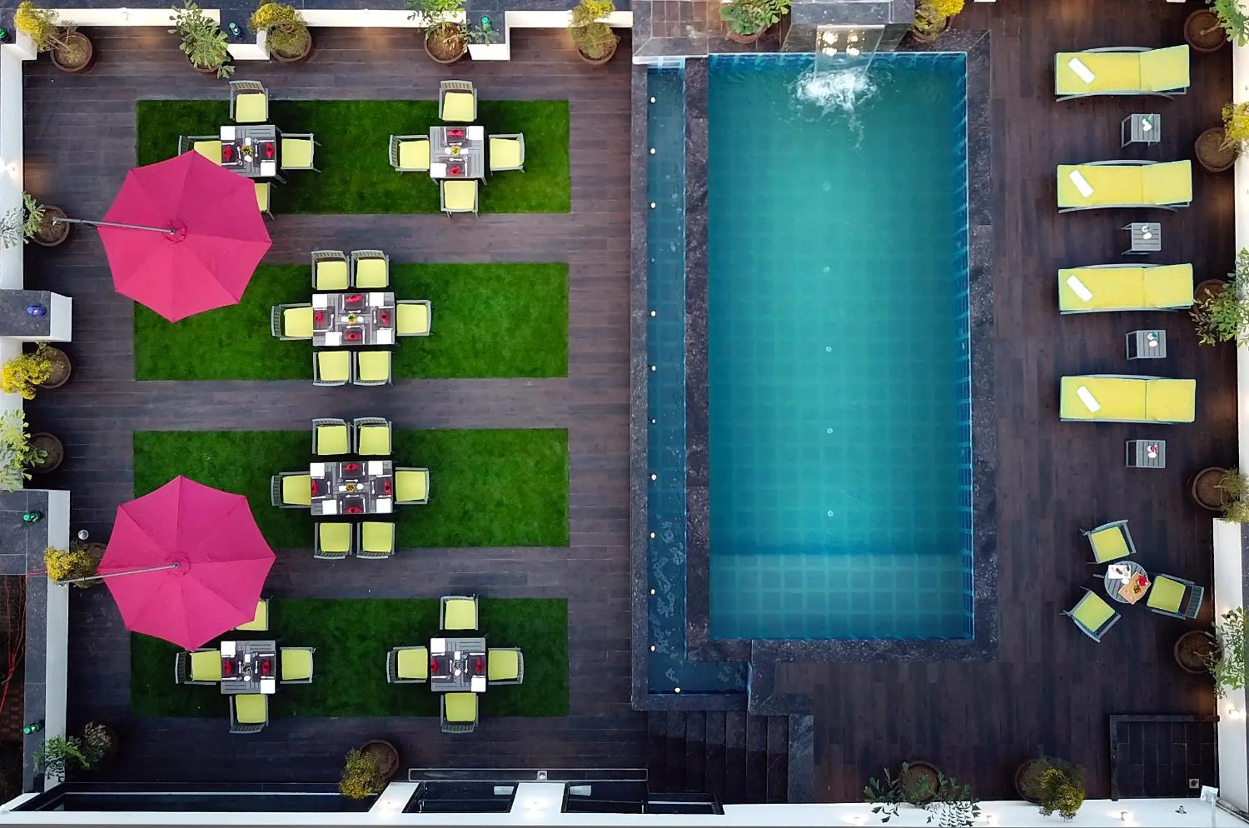 Swimming pool in Hotel Royale Regent