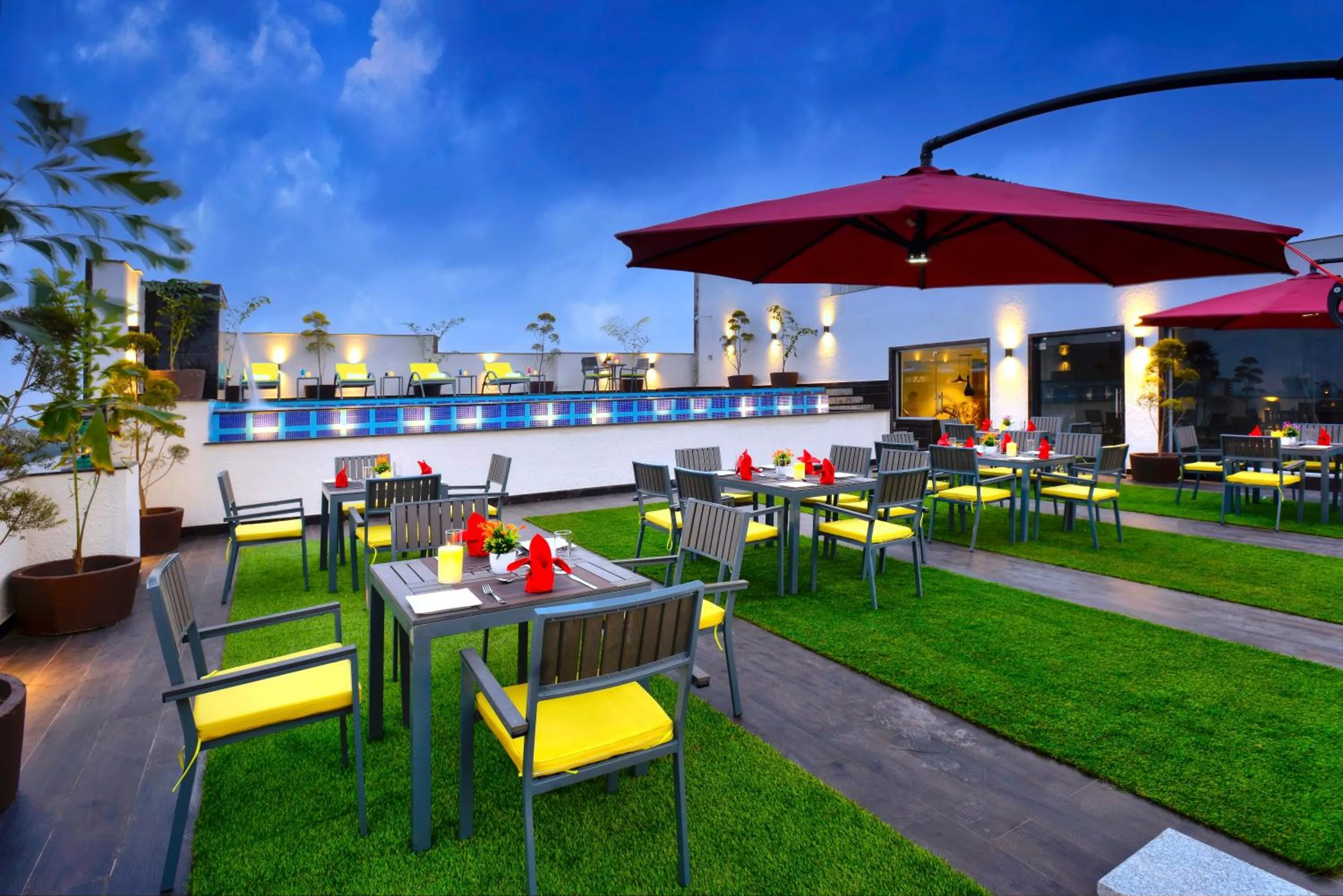 Restaurant/places to eat in Hotel Royale Regent