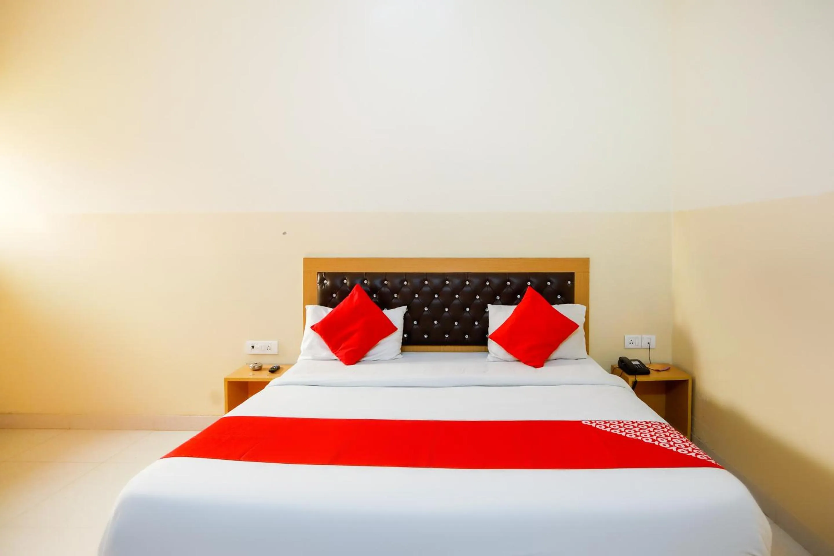 Bedroom in Capital O Crosswind Gold