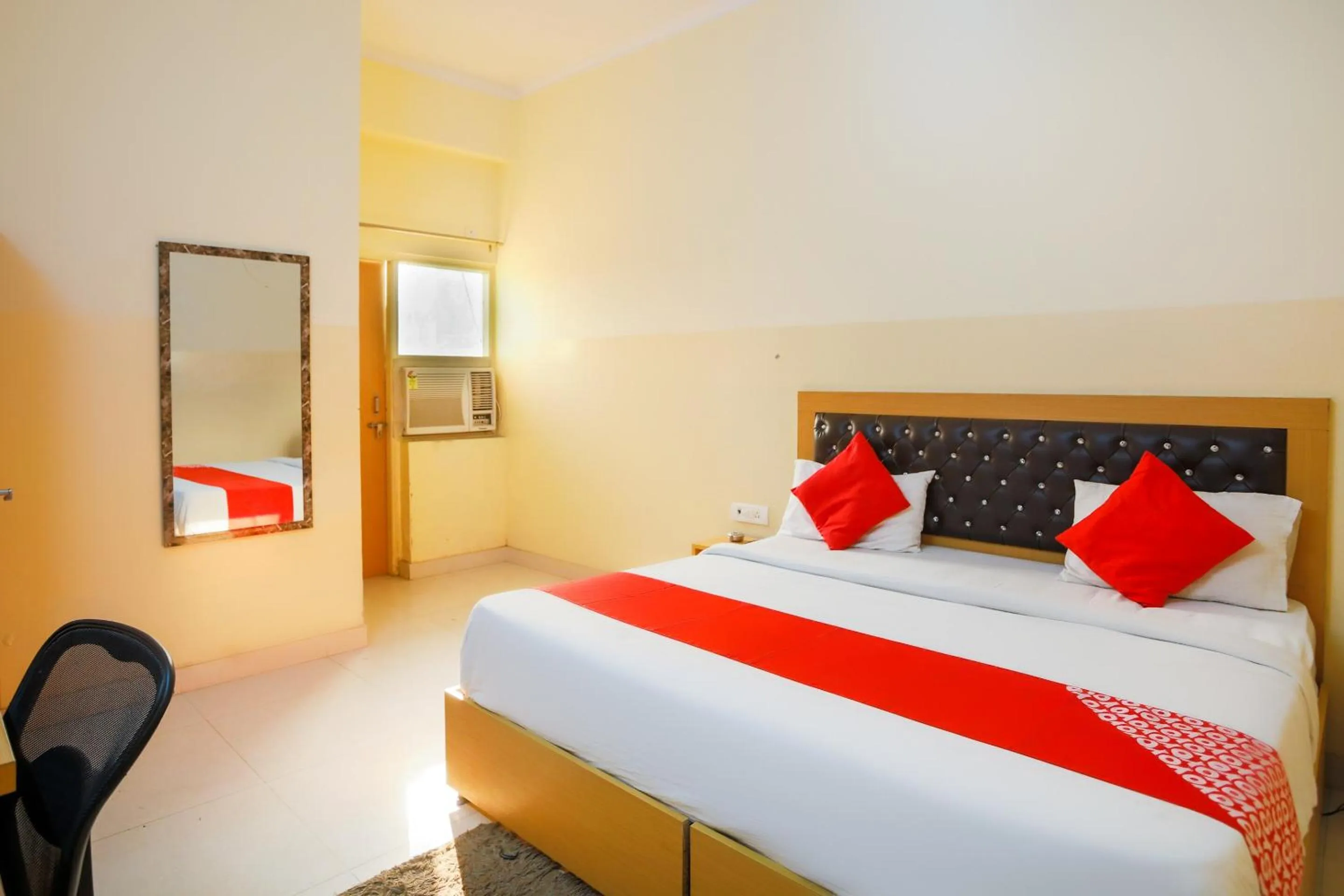 Bedroom in Capital O Crosswind Gold